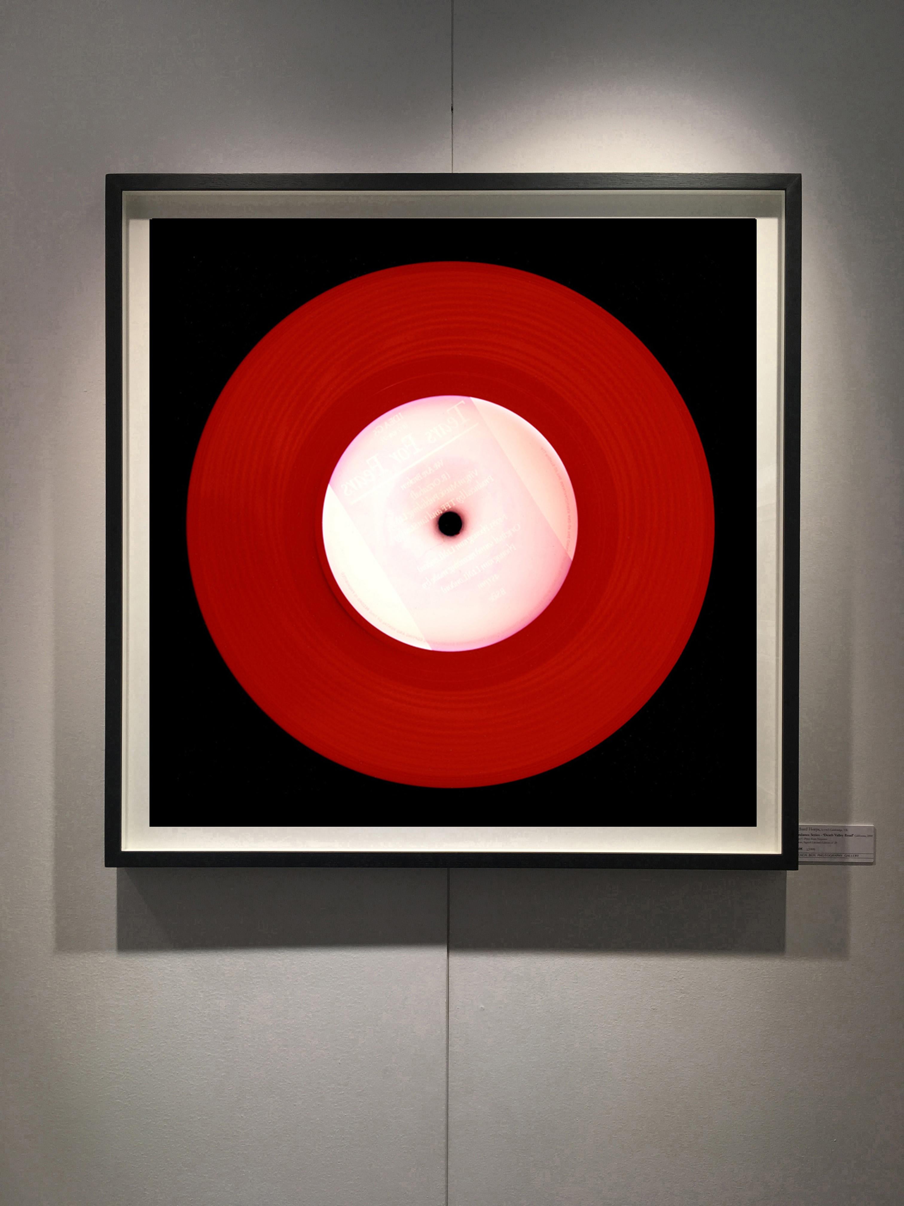 Les photographes contemporains renommés Richard Heeps et Natasha Heidler ont collaboré pour créer cette collection merveilleusement envoûtante. Une célébration du disque vinyle et de la technologie analogique, qui reflète la pratique de l'artiste en