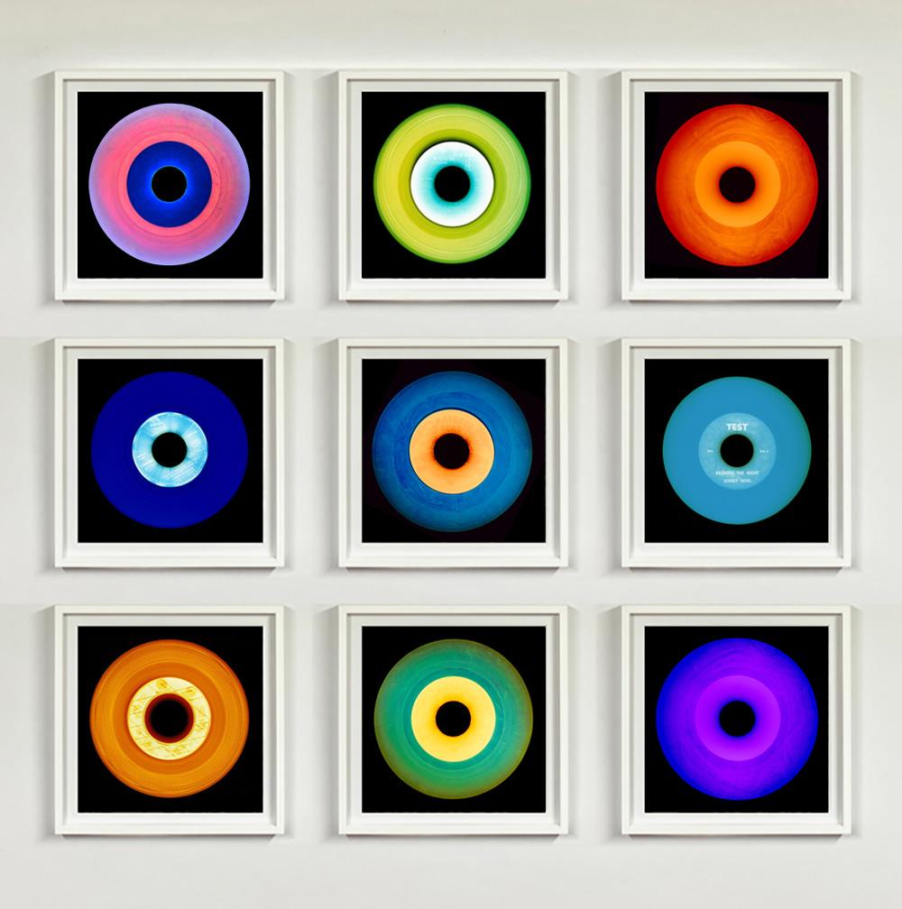 Vinyl Kollektion Neunteilige Jukebox-Installation - Multicolor Pop Art Foto – Photograph von Heidler & Heeps