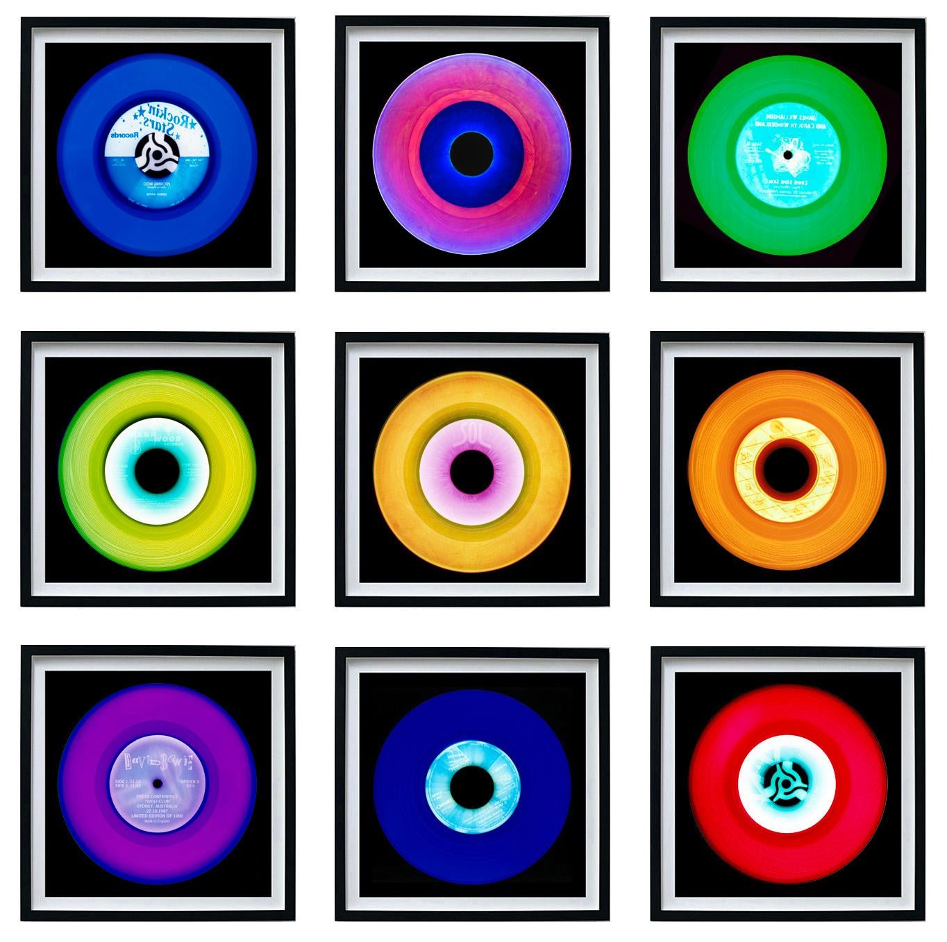 Heidler & Heeps Still-Life Photograph – Vinyl Kollektion Neun Mehrfarbige Installation - Multicolor Pop Art Foto, mehrfarbig