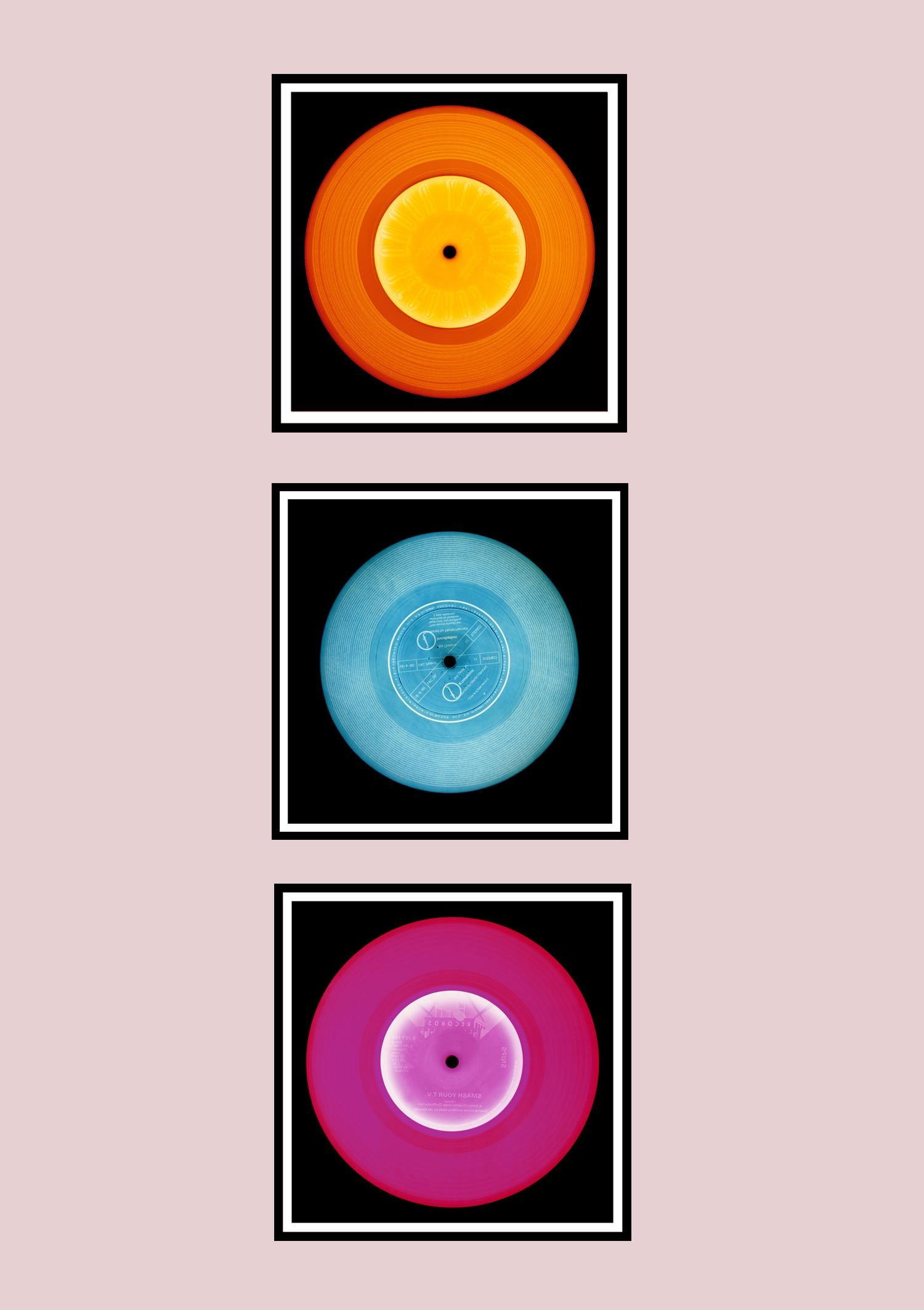 Vinyl Kollektion - Orange, Blau, Rosa Trio - Pop-Art-Farbfotografie im Angebot 1