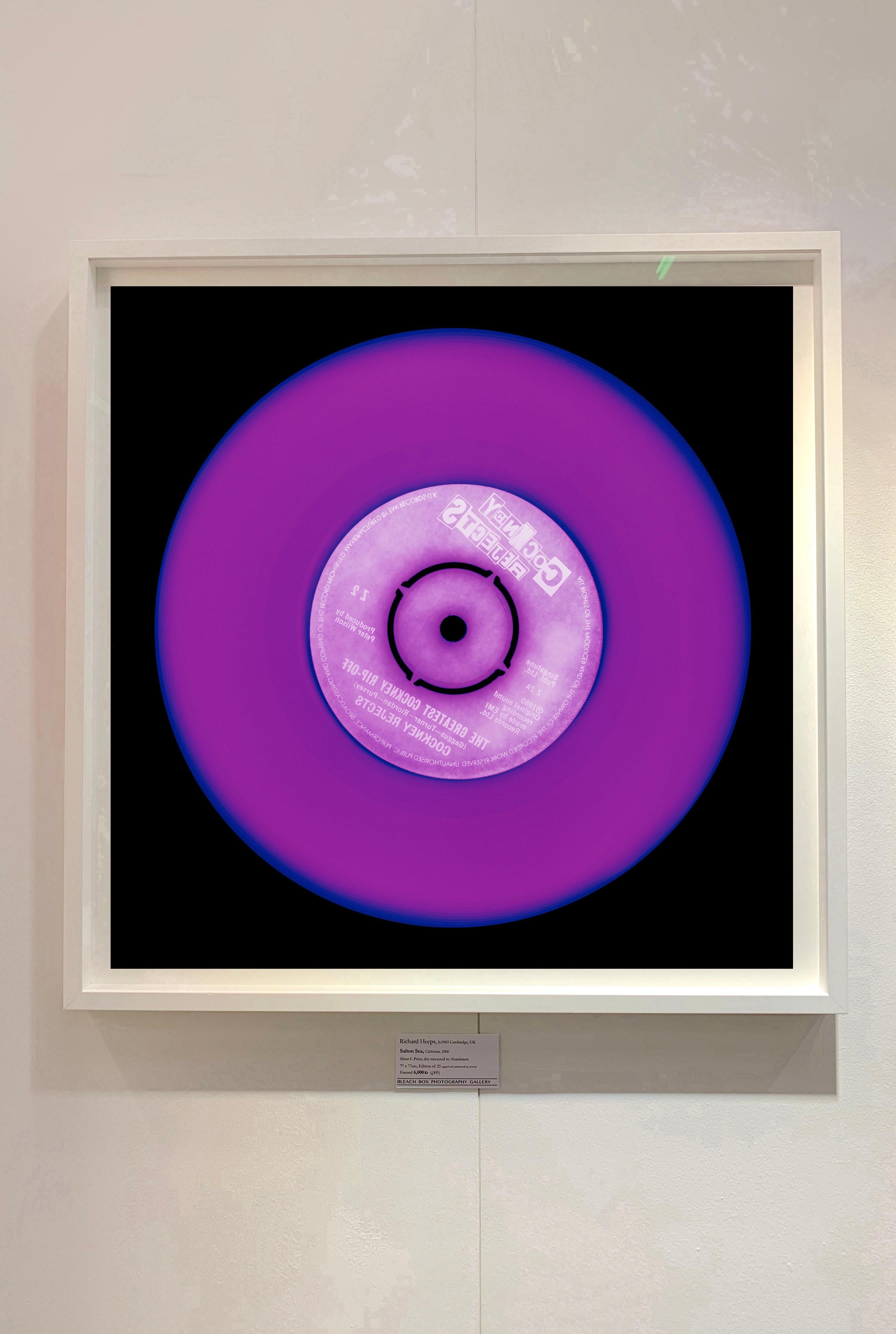 Collection Vinyl, photographie originale Sound violette, couleur pop art conceptuelle - Print de Heidler & Heeps