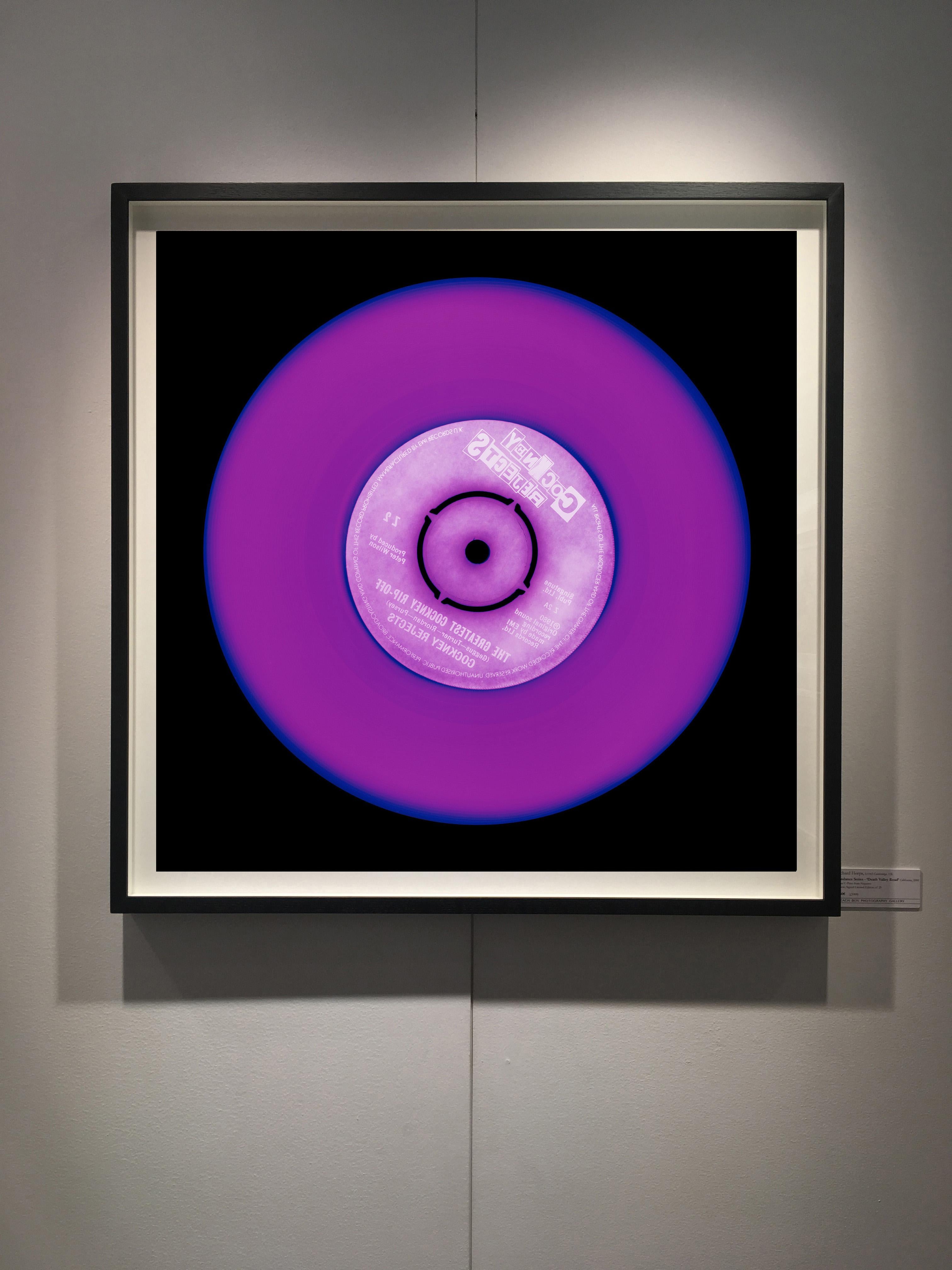 Collection Vinyl, photographie originale Sound violette, couleur pop art conceptuelle - Pop Art Print par Heidler & Heeps