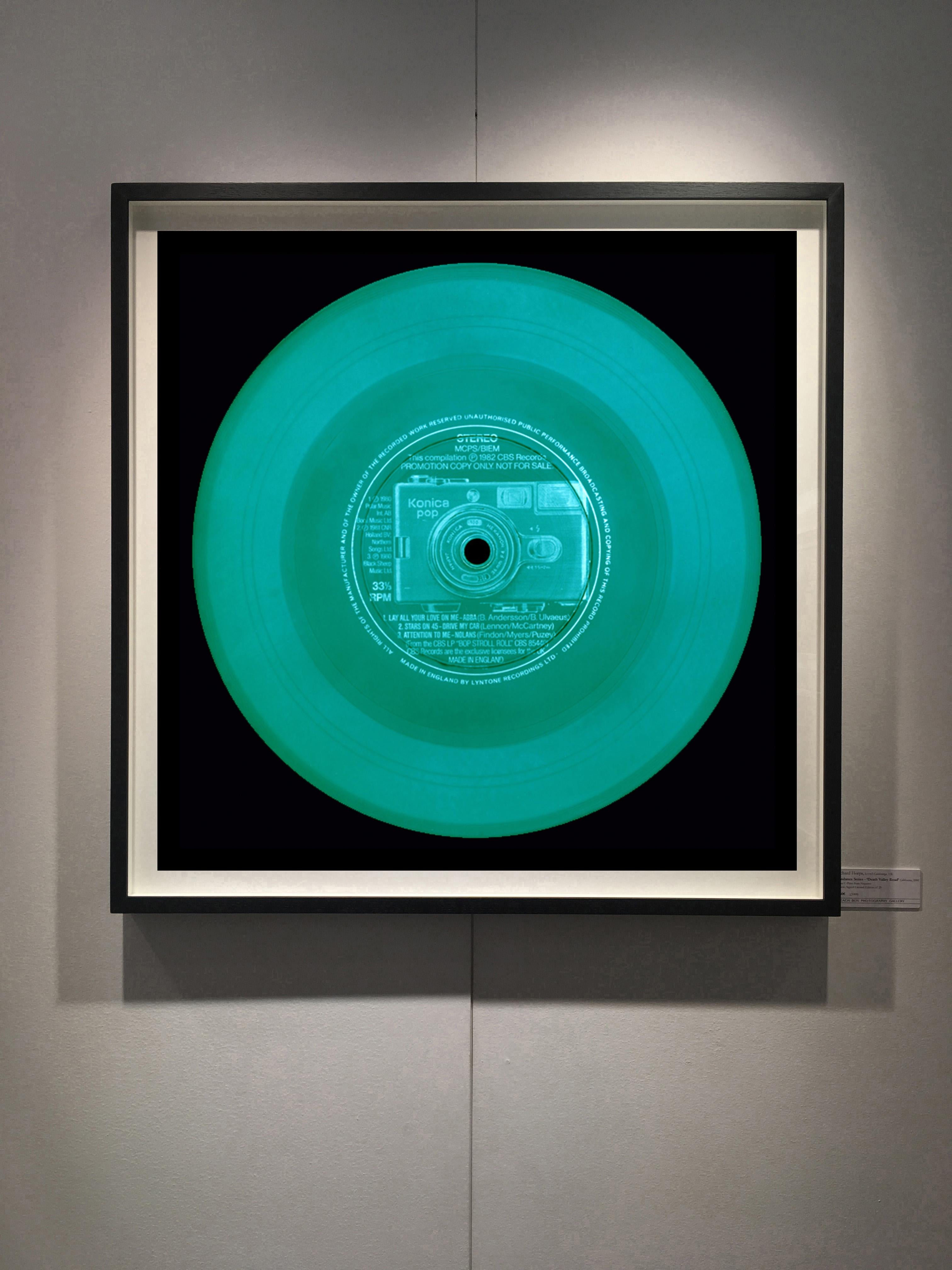Collezione in vinile, POP! (Green) - Fotografia concettuale e Pop Art a colori - Color Photograph Blu di Heidler & Heeps