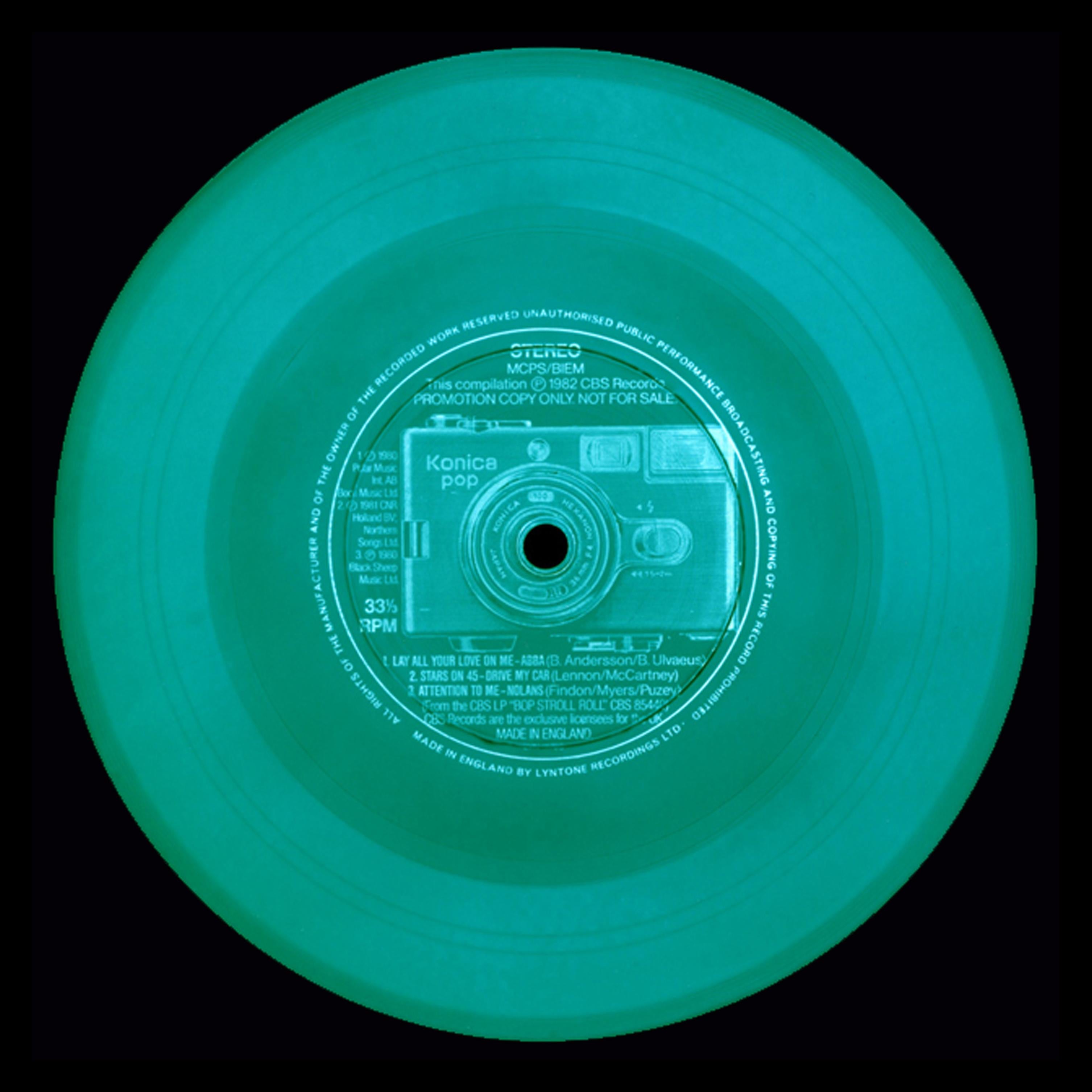 Color Photograph di Heidler & Heeps - Collezione in vinile, POP! (Green) - Fotografia concettuale e Pop Art a colori