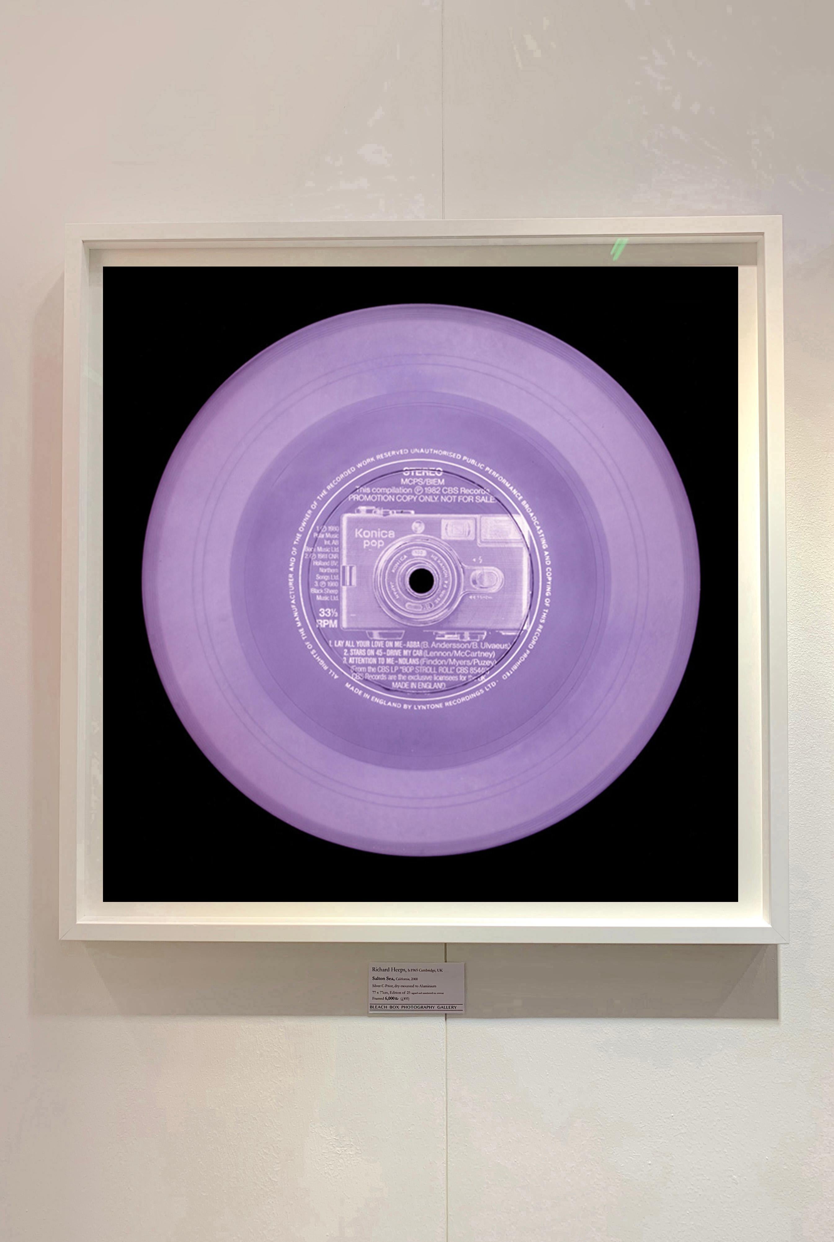 Collection de vinyles POP! (Lilas) - Photographie conceptuelle, pop art, couleur - Violet Color Photograph par Heidler & Heeps