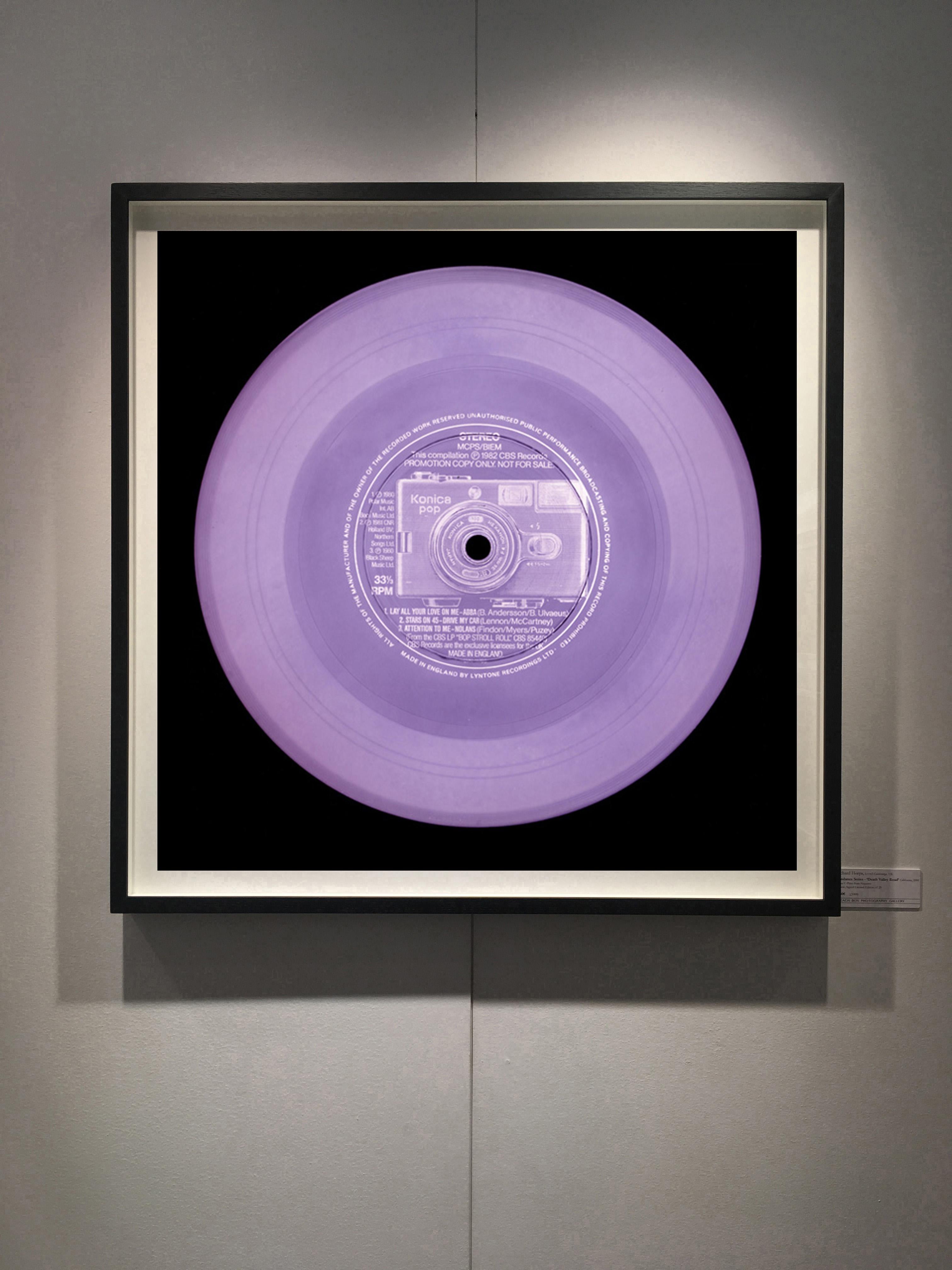 Richard Heeps et Natasha Heidler, photographes contemporains renommés, ont collaboré à la réalisation de cette collection magnifiquement envoûtante. Une célébration du disque vinyle et de la technologie analogique, qui reflète la pratique de
