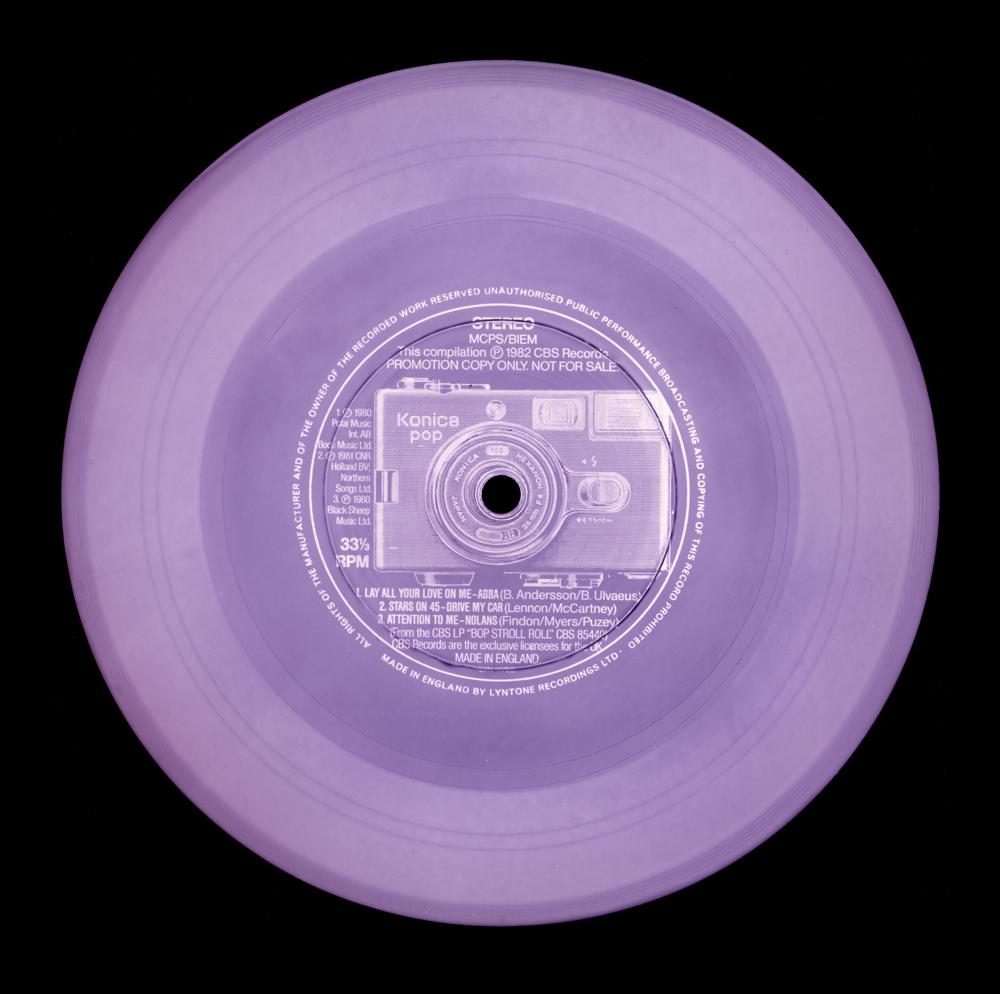 Color Photograph Heidler & Heeps - Collection de vinyles POP! (Lilas) - Photographie conceptuelle, pop art, couleur