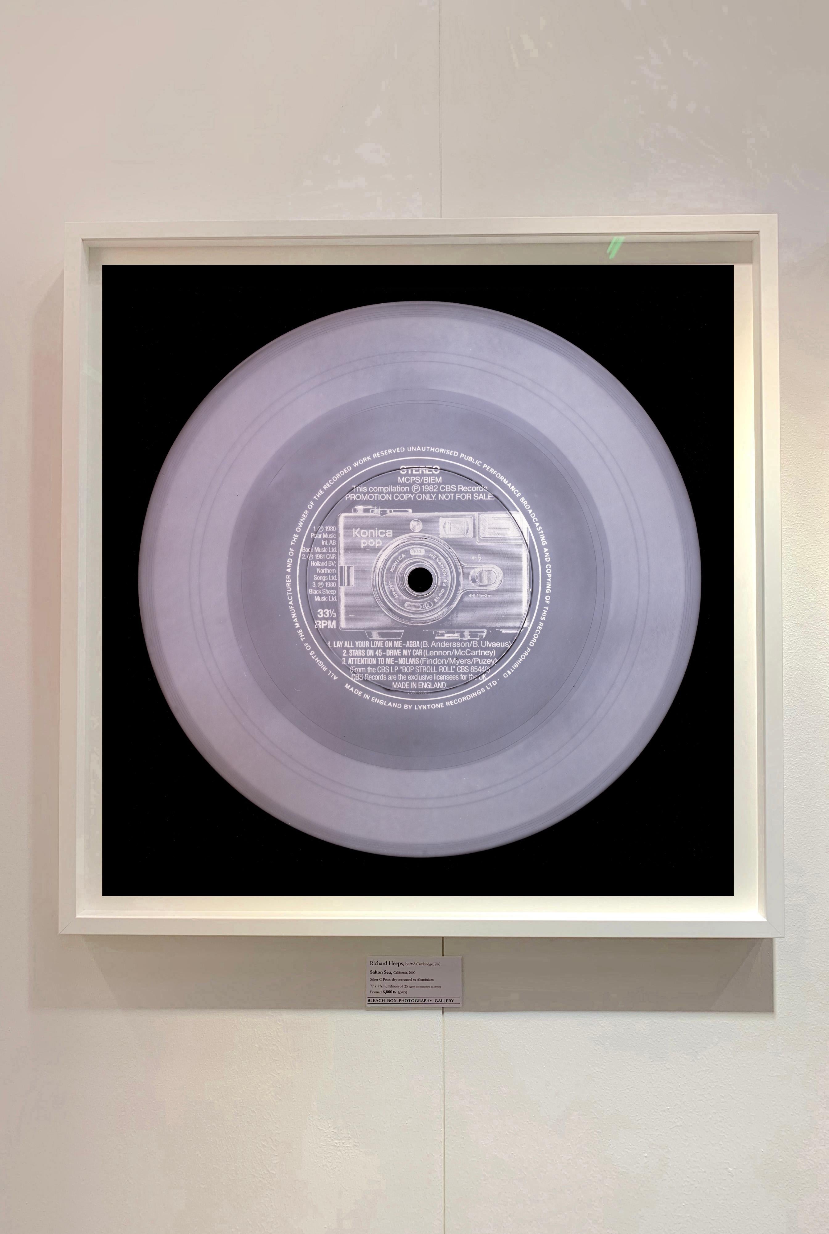 Collezione in vinile, POP! (Monocromo) - Fotografia concettuale pop art a colori - Photograph di Heidler & Heeps