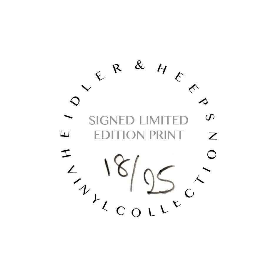 Gli acclamati fotografi contemporanei Richard Heeps e Natasha Heidler hanno collaborato per realizzare questa collezione splendidamente ipnotica. Una celebrazione del disco in vinile e della tecnologia analogica, che riflette la pratica fotografica