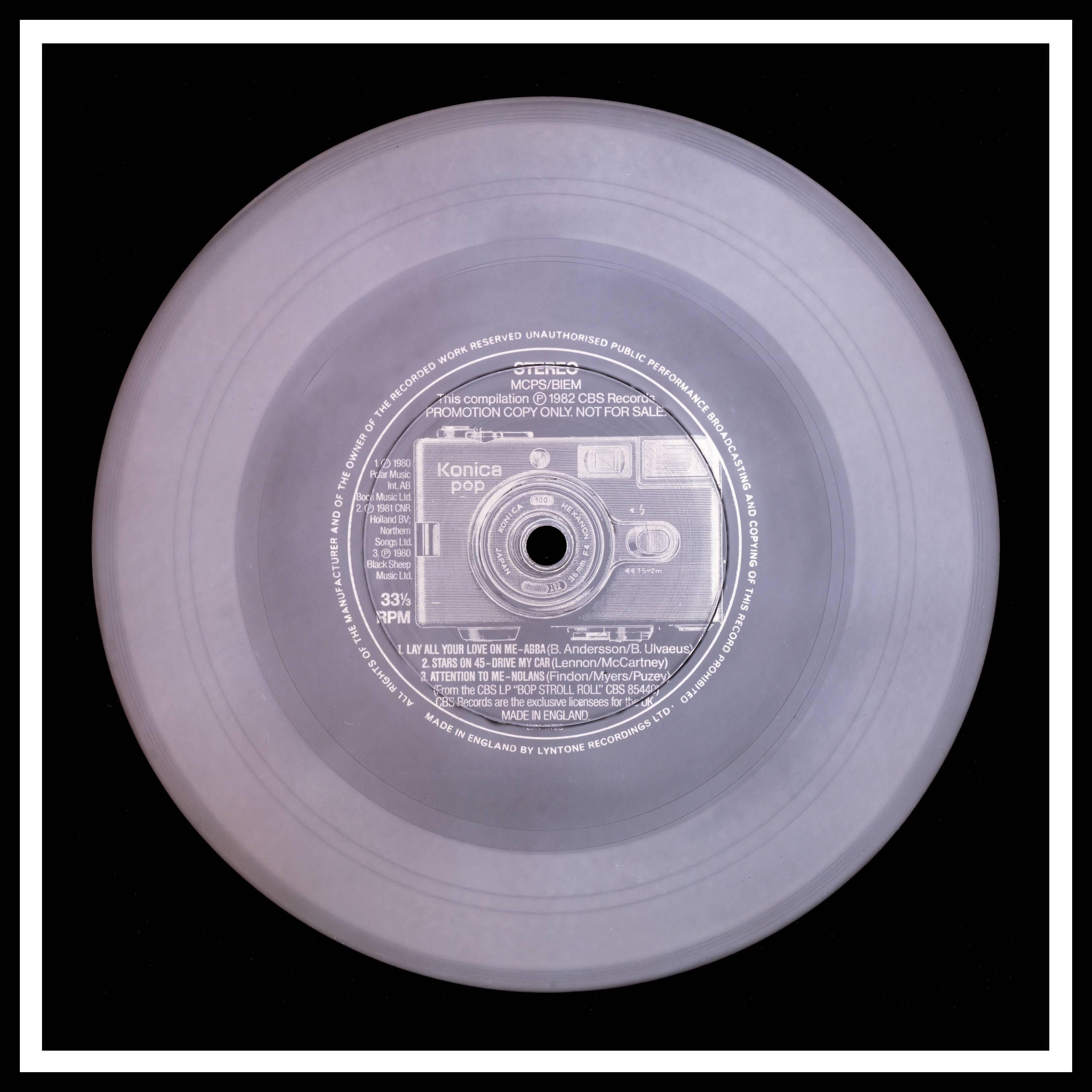 Collezione in vinile, POP! (Monocromo) - Fotografia concettuale pop art a colori in vendita 1