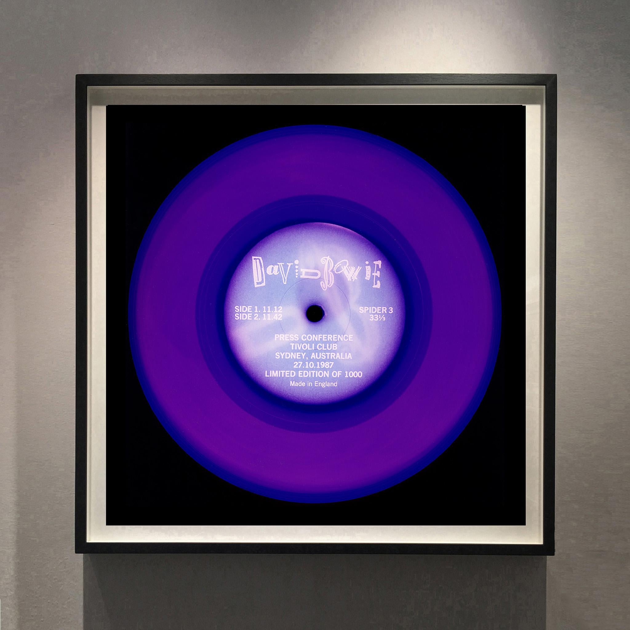 Vinyl-Kollektion, Presse Konferenz - Konzeptionelle Pop-Art-Farbfotografie – Photograph von Heidler & Heeps