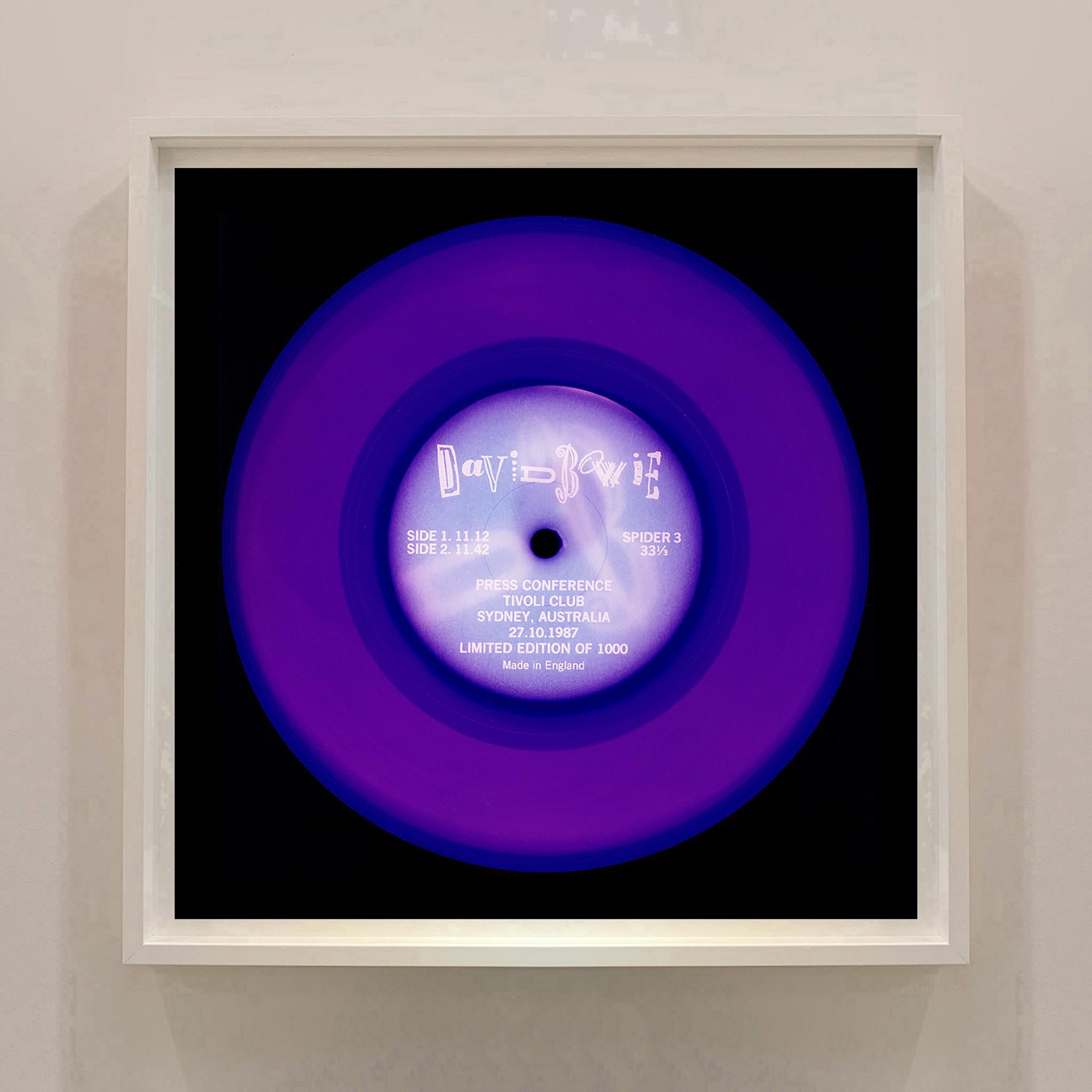 Vinyl-Kollektion, Presse Konferenz - Konzeptionelle Pop-Art-Farbfotografie (Violett), Color Photograph, von Heidler & Heeps
