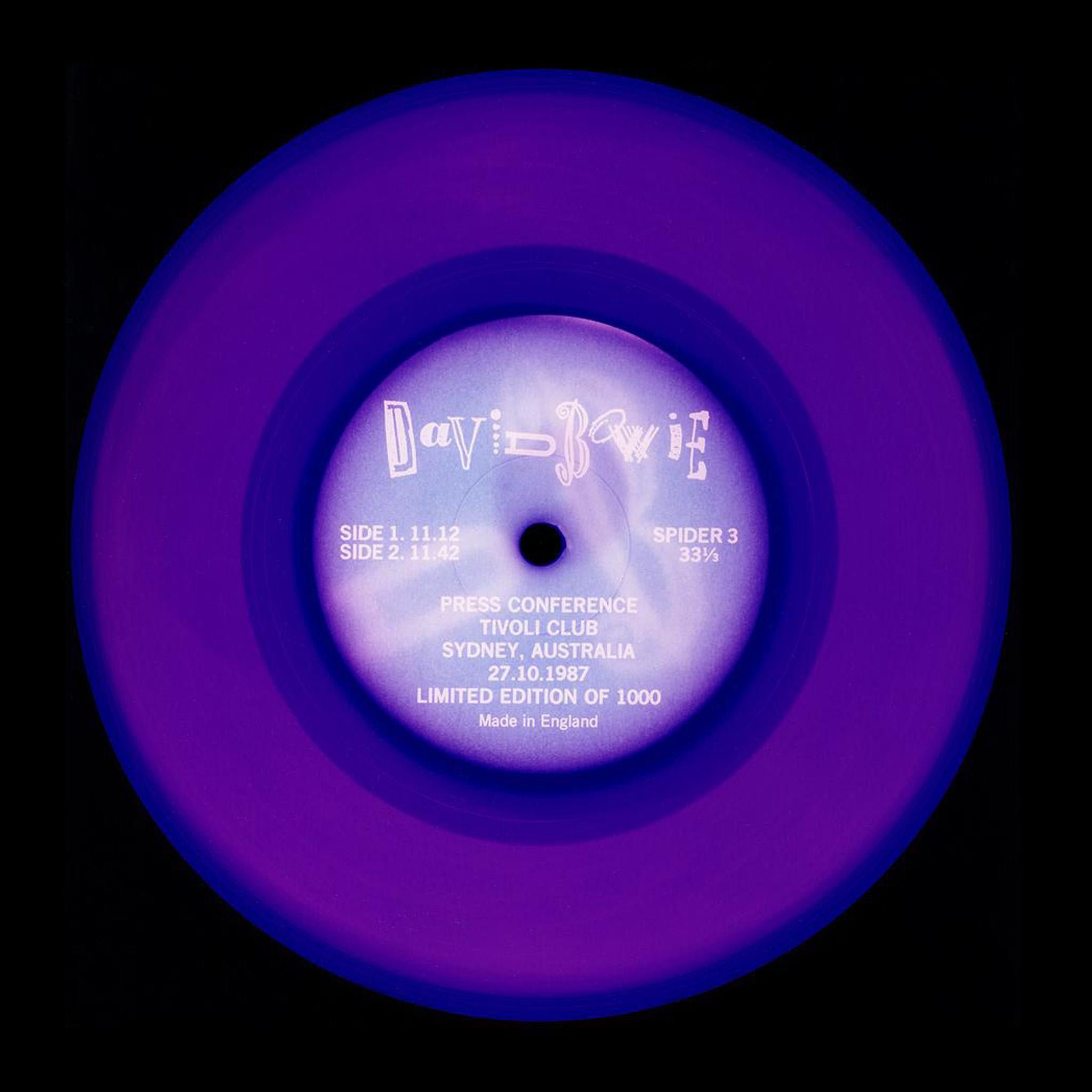 Heidler & Heeps Color Photograph – Vinyl-Kollektion, Presse Konferenz - Konzeptionelle Pop-Art-Farbfotografie