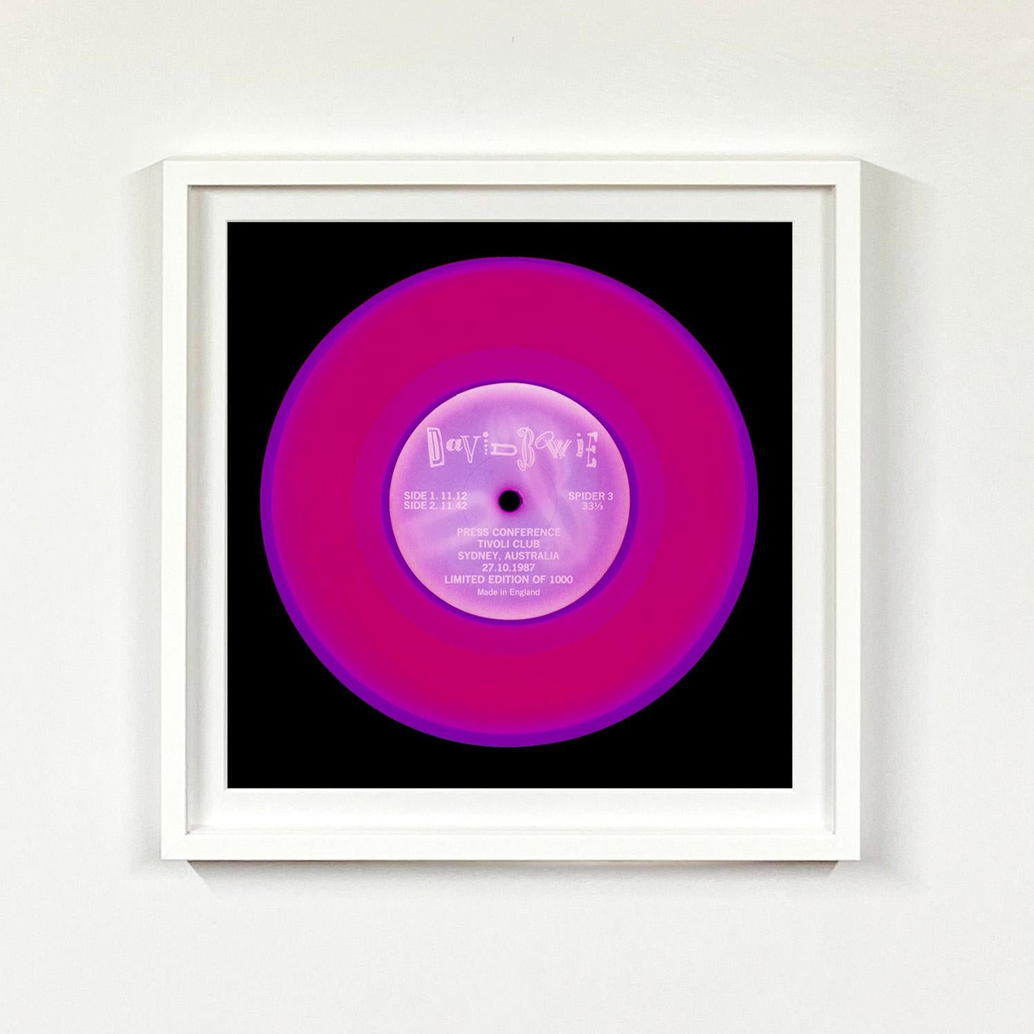 Collection Vinyl conférence presse (rose fuchsia) - Photographie couleur Pop Art - Violet Print par Heidler & Heeps