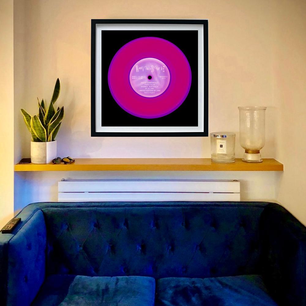 Heidler and Heeps Vinyl Collection 'Press Conference Fuchsia Pink'.
Richard Heeps et Natasha Heidler, photographes contemporains renommés, ont collaboré à la réalisation de cette collection magnifiquement envoûtante. Une célébration du disque vinyle