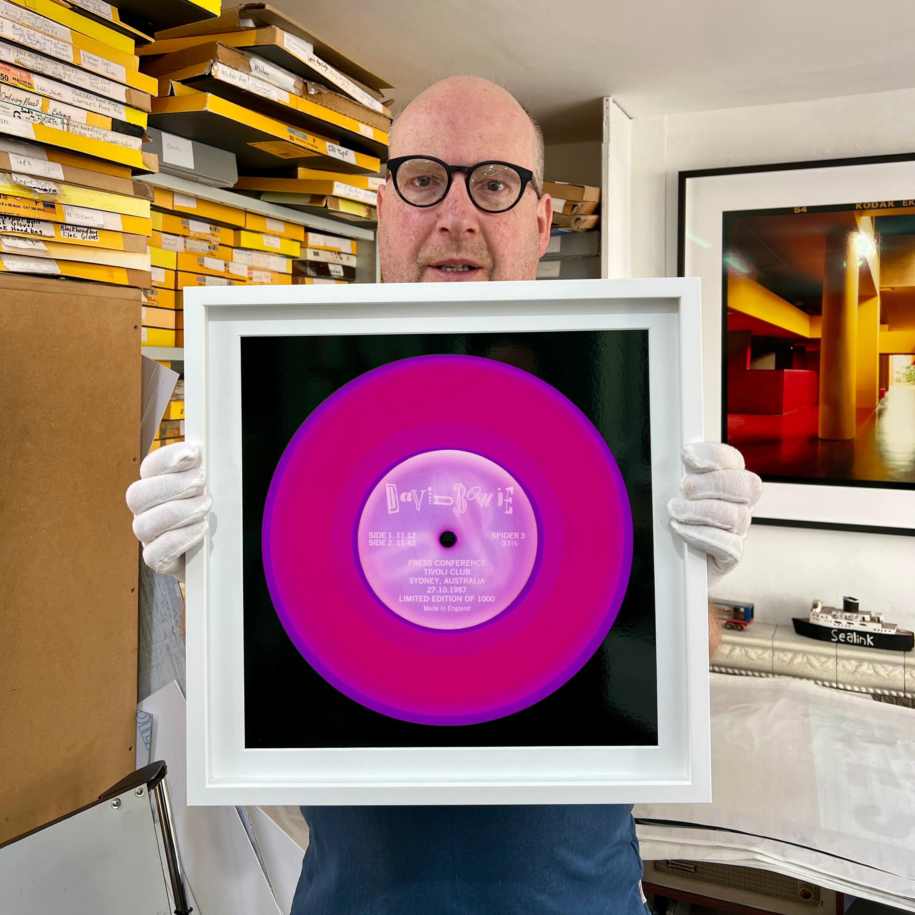 Collection Vinyl conférence presse (rose fuchsia) - Photographie couleur Pop Art en vente 2