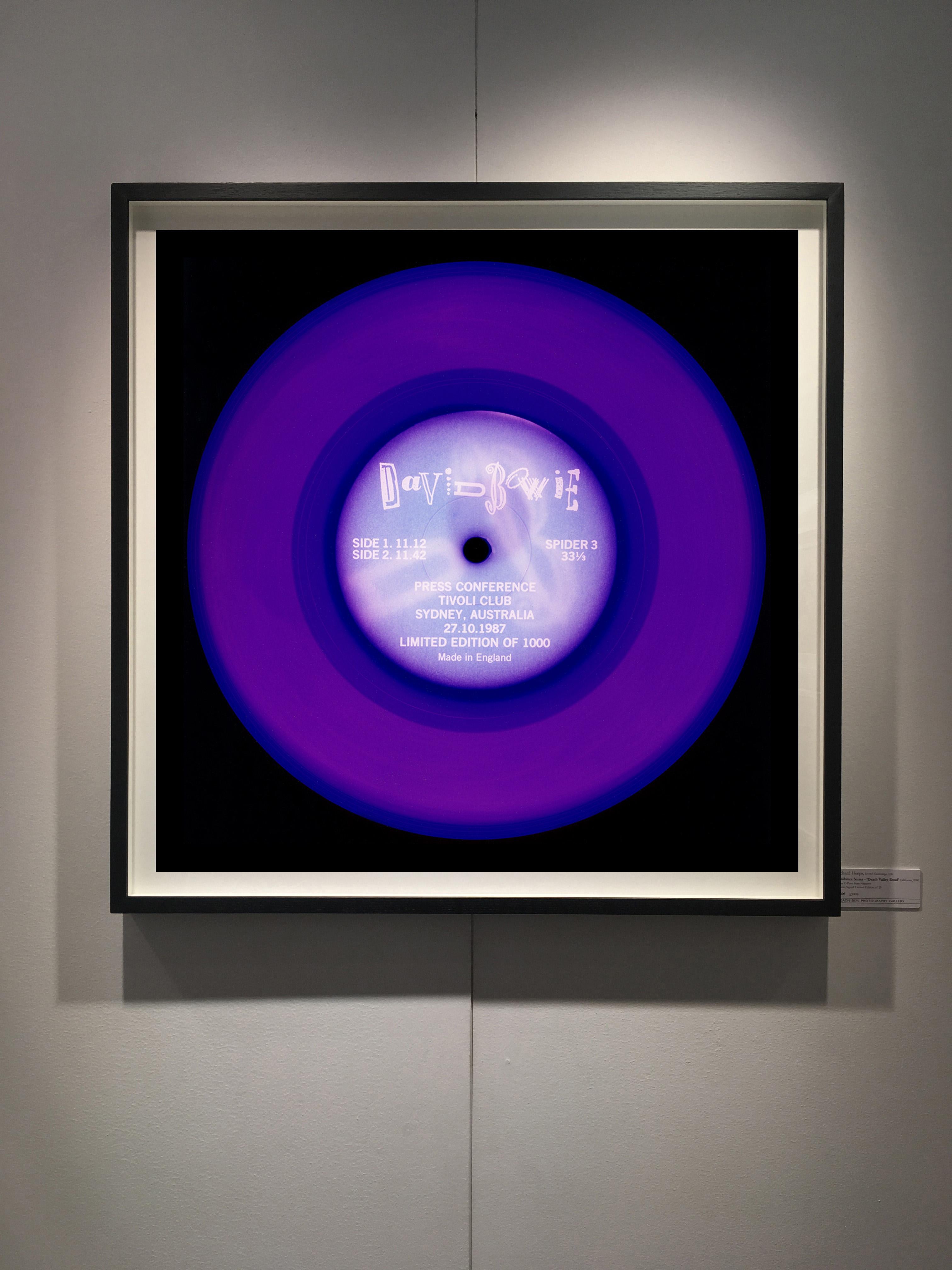 Collection de vinyles, conférences de presse violettes, conceptuelles, pop art, photographie - Photograph de Heidler & Heeps