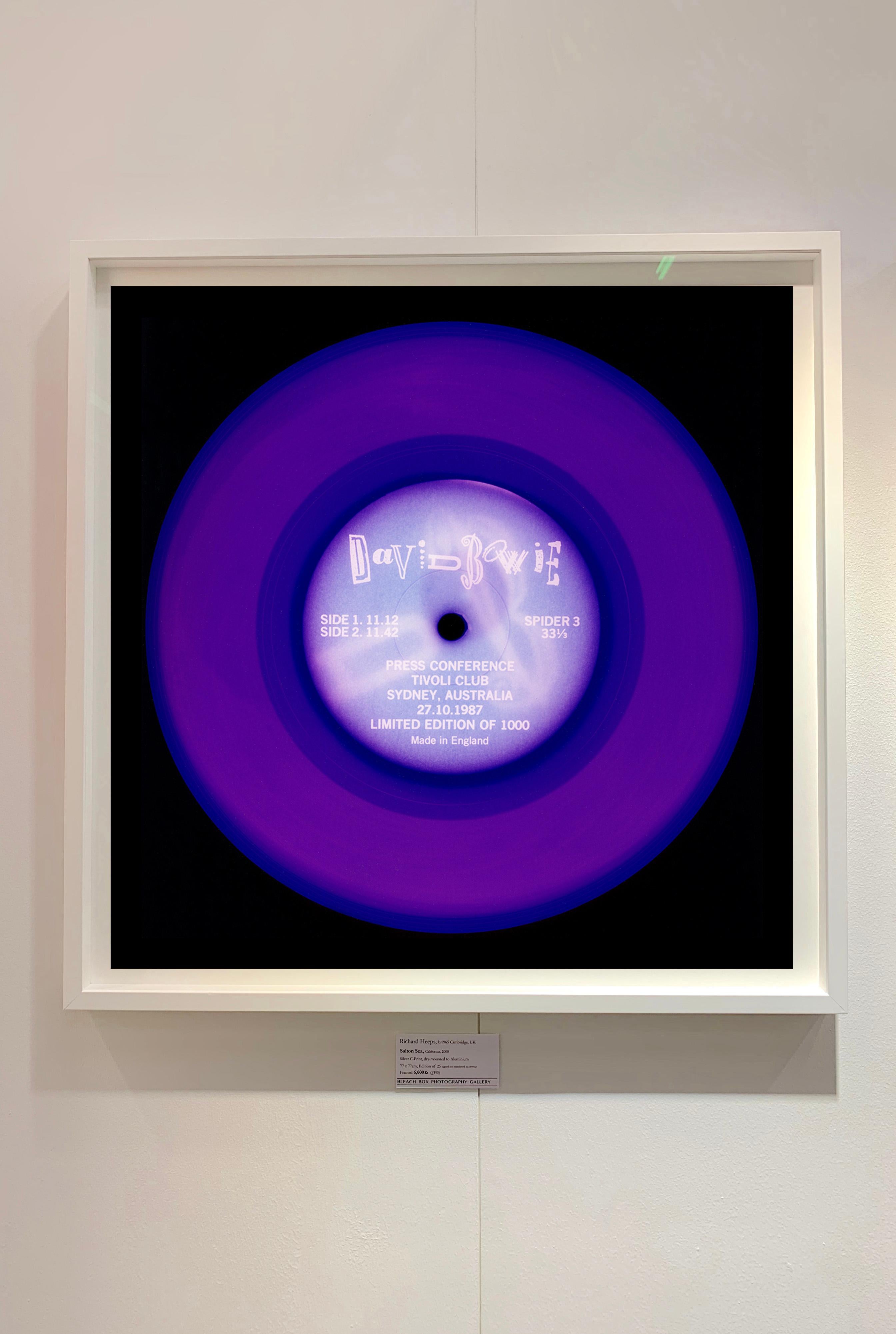 Collection de vinyles, conférences de presse violettes, conceptuelles, pop art, photographie - Pop Art Photograph par Heidler & Heeps