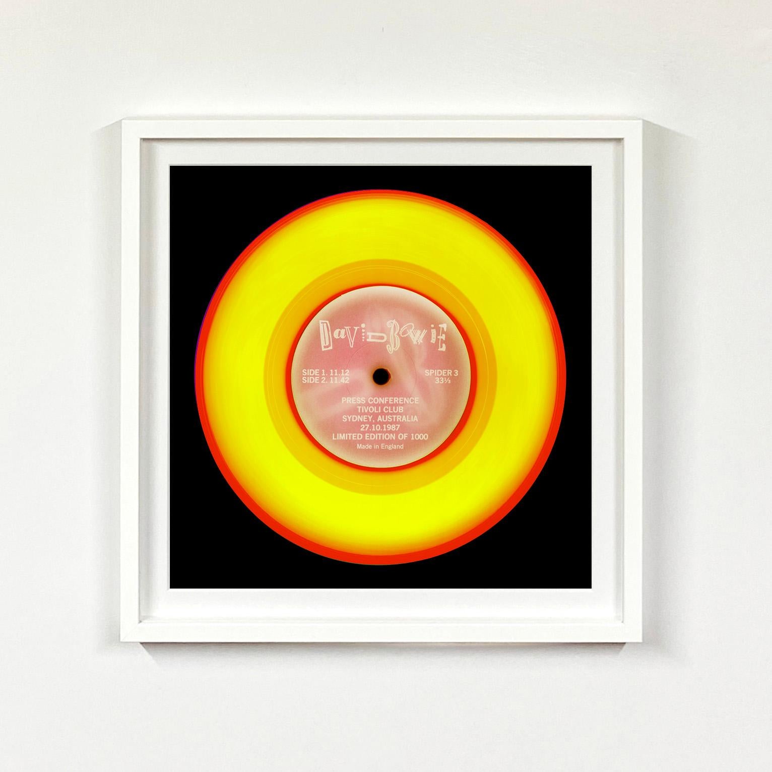 Heidler and Heeps Vinyl Collection 'Press Conference Vivid Yellow'.
Richard Heeps et Natasha Heidler, photographes contemporains renommés, ont collaboré à la réalisation de cette collection magnifiquement envoûtante. Une célébration du disque vinyle