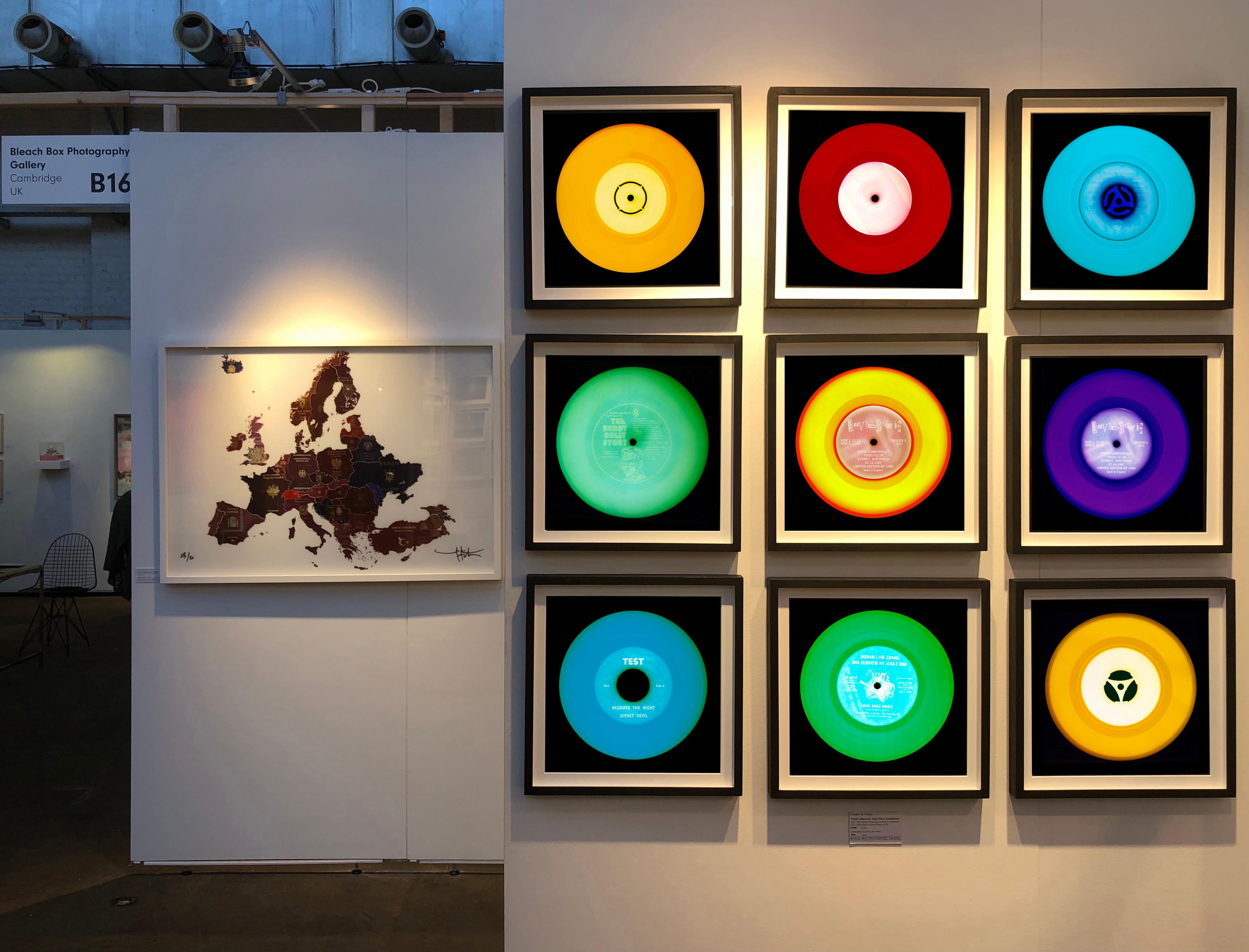 The Collective 'Press Conference (Vivid Yellow)' - Photographie couleur Pop Art en vente 2