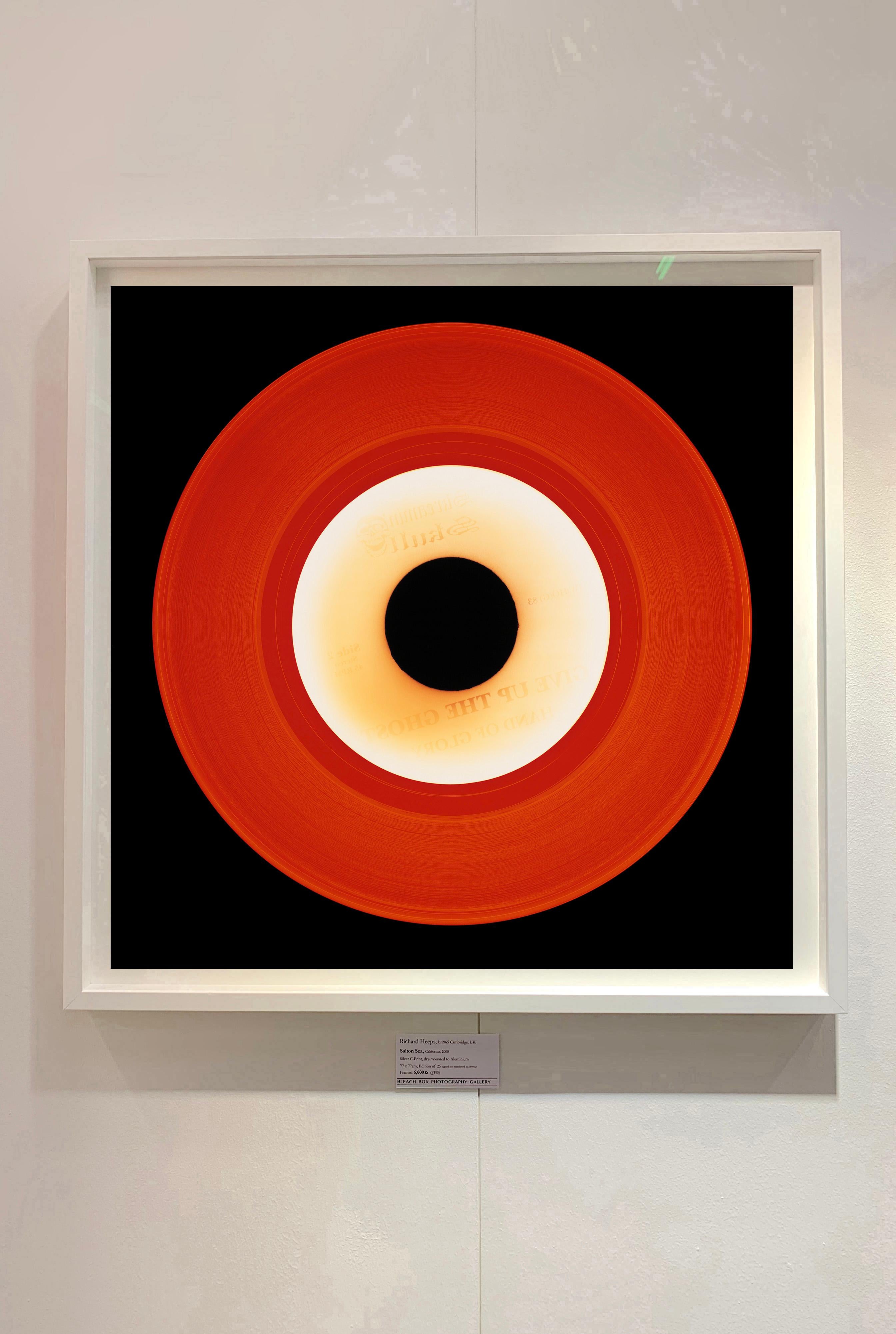 Colección de Vinilos, Grabación en Rojo - Fotografía Conceptual, Pop Art, Color - Photograph de Heidler & Heeps