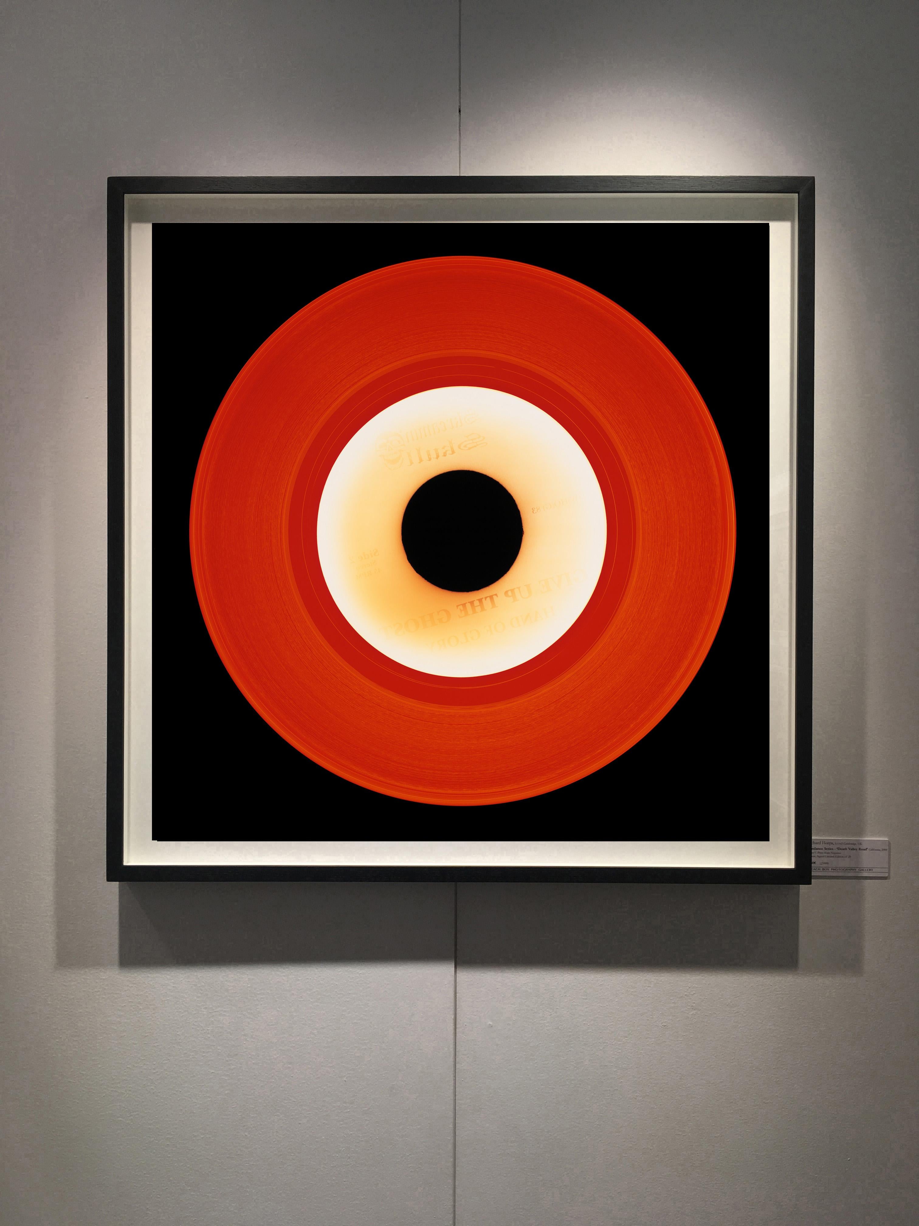 Colección de Vinilos, Grabación en Rojo - Fotografía Conceptual, Pop Art, Color - Photograph Arte pop de Heidler & Heeps