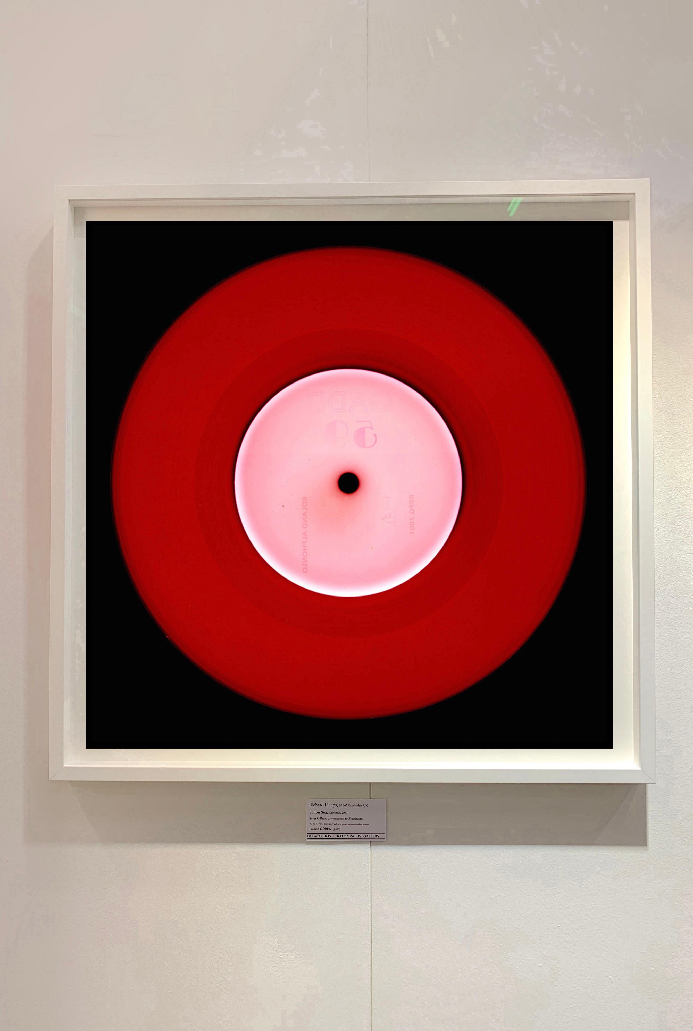 Collection Vinyl rouge, Reggae Red, photographie conceptuelle couleur Pop Art - Print de Heidler & Heeps