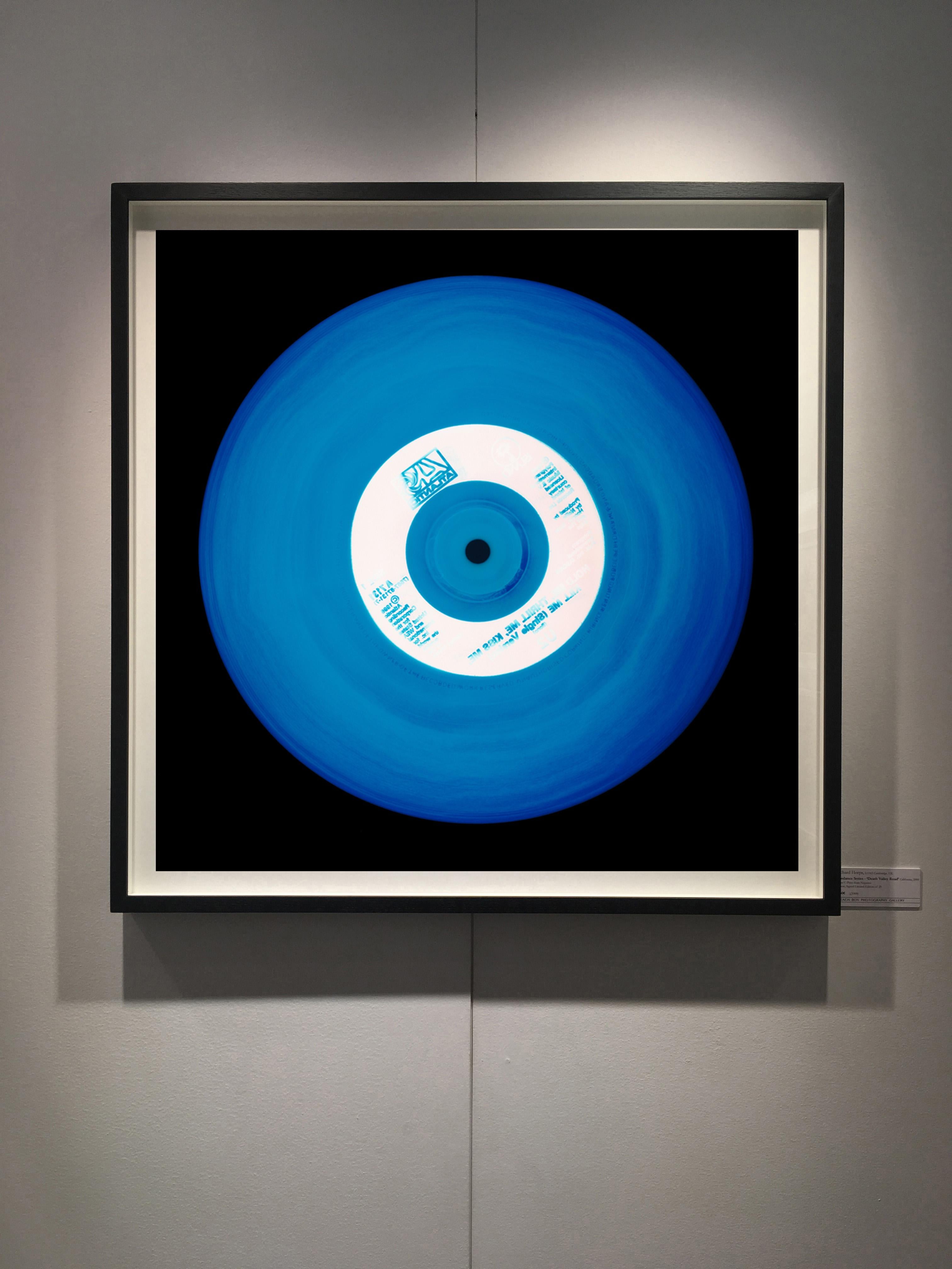Vinyl Kollektion, Einzelner erweiterter - Konzeptuelle Pop-Art-Farbfotografie (Blau), Print, von Heidler & Heeps