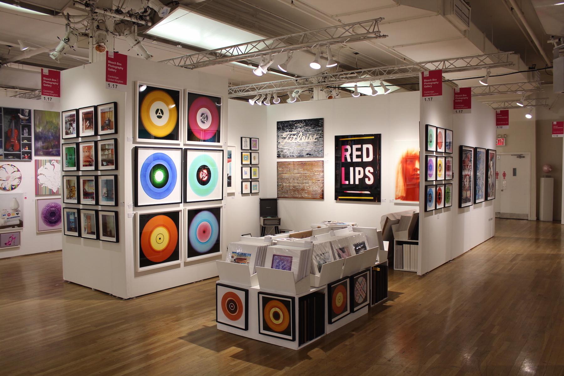 Vinyl-Sammlung, Klangaufnahmen - Konzeptionelle Pop-Art-Farbfotografie im Angebot 1