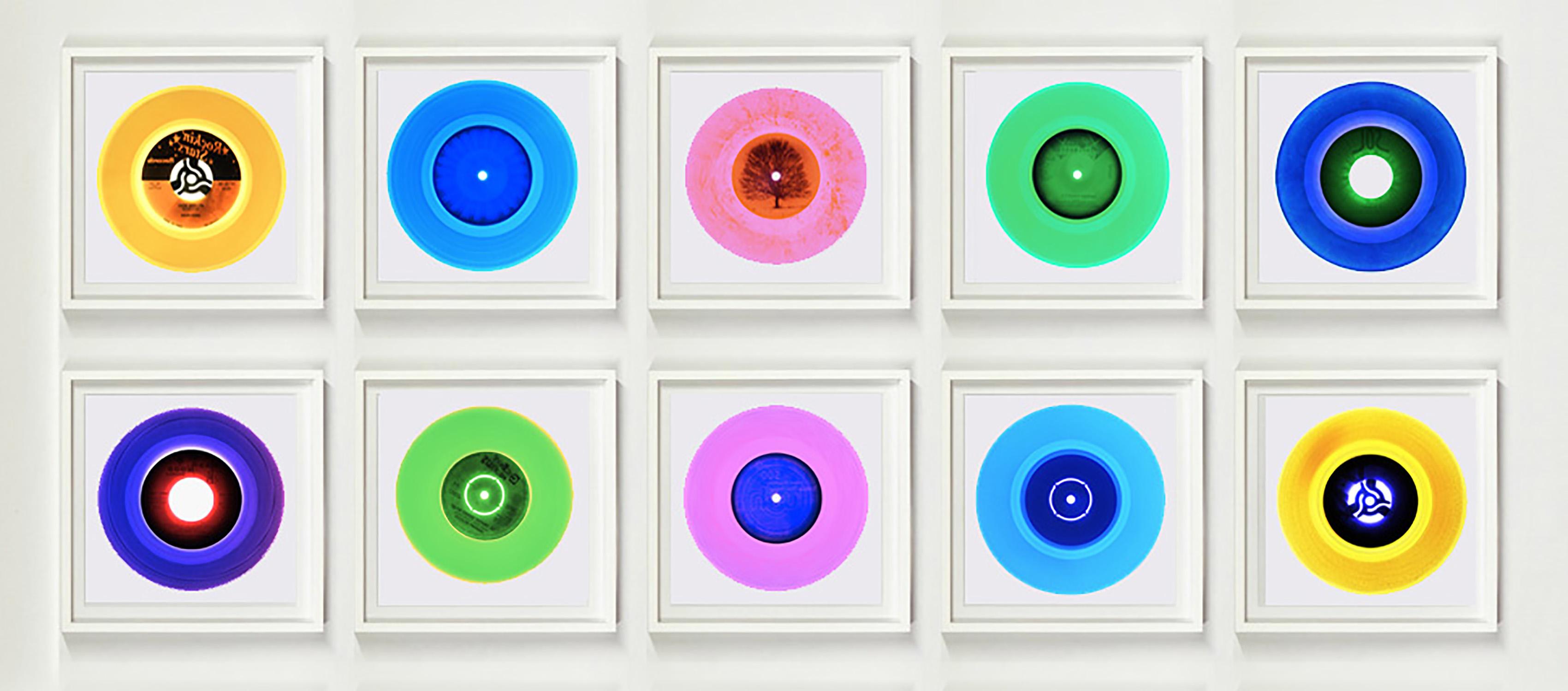Colección de Vinilos Instalación de Diez Piezas en la Cara B - Fotografía Pop Art en Color - Photograph de Heidler & Heeps