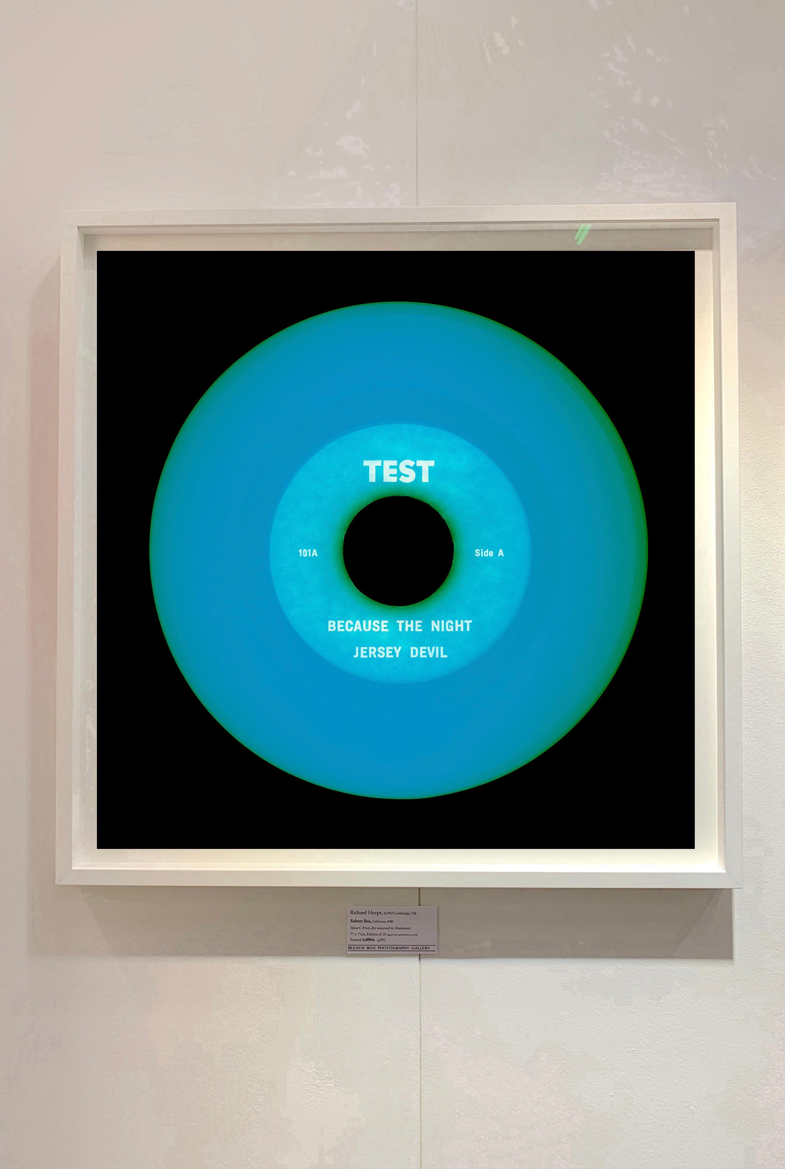 Collection Vinyl, TEST - Photographie Pop Art conceptuelle en couleur - Noir Color Photograph par Heidler & Heeps