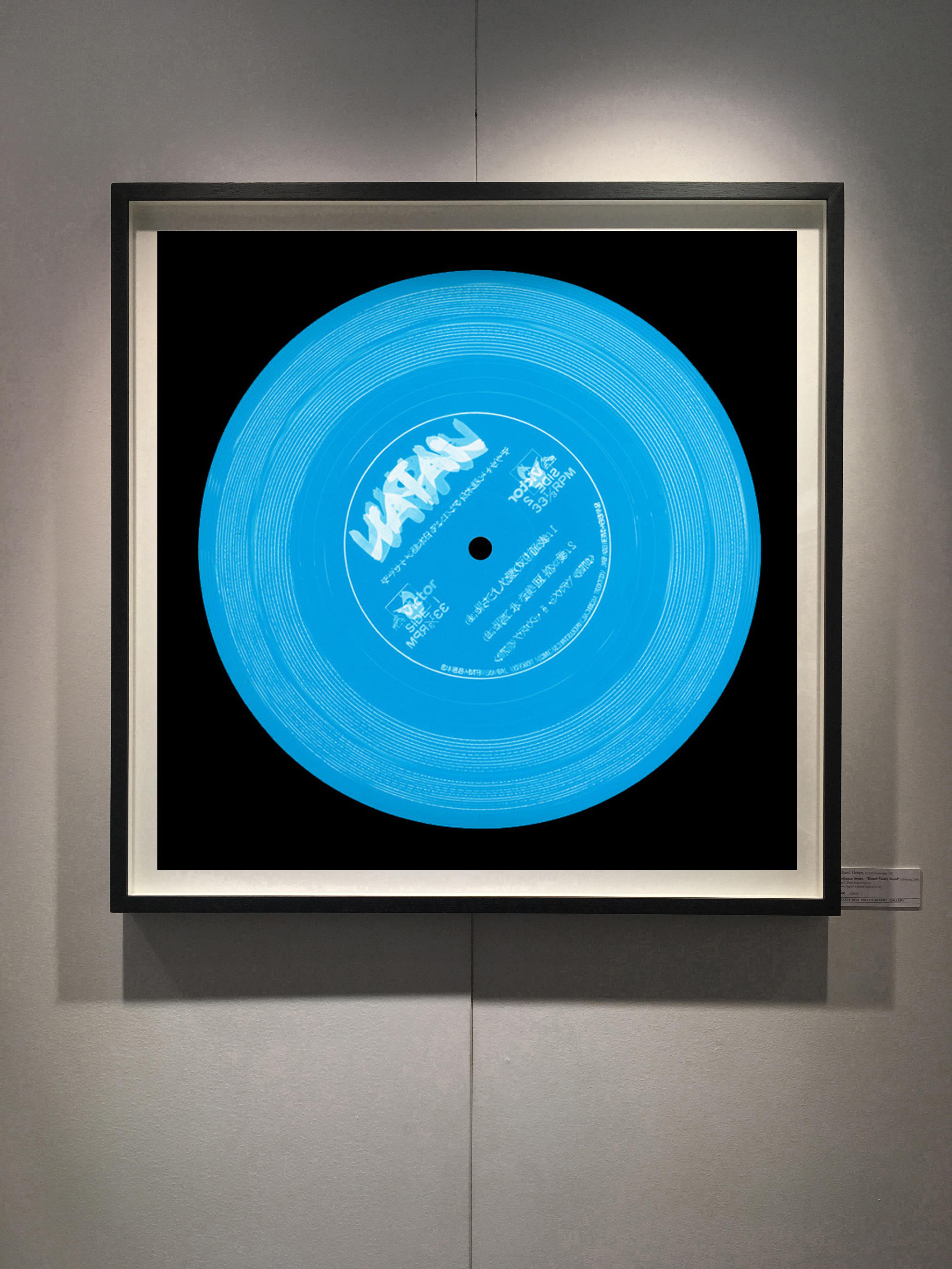 Vinyl-Kollektion, Dreiunddreißig und ein Drittel – Konzeptionelle Pop-Art-Farbfotografie (Blau), Color Photograph, von Heidler & Heeps