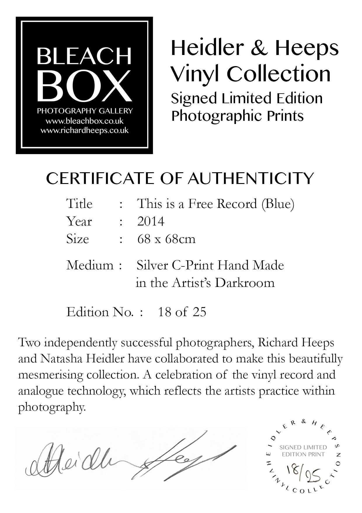 Gli acclamati fotografi contemporanei Richard Heeps e Natasha Heidler hanno collaborato per realizzare questa collezione splendidamente ipnotica. Una celebrazione del disco in vinile e della tecnologia analogica, che riflette la pratica fotografica