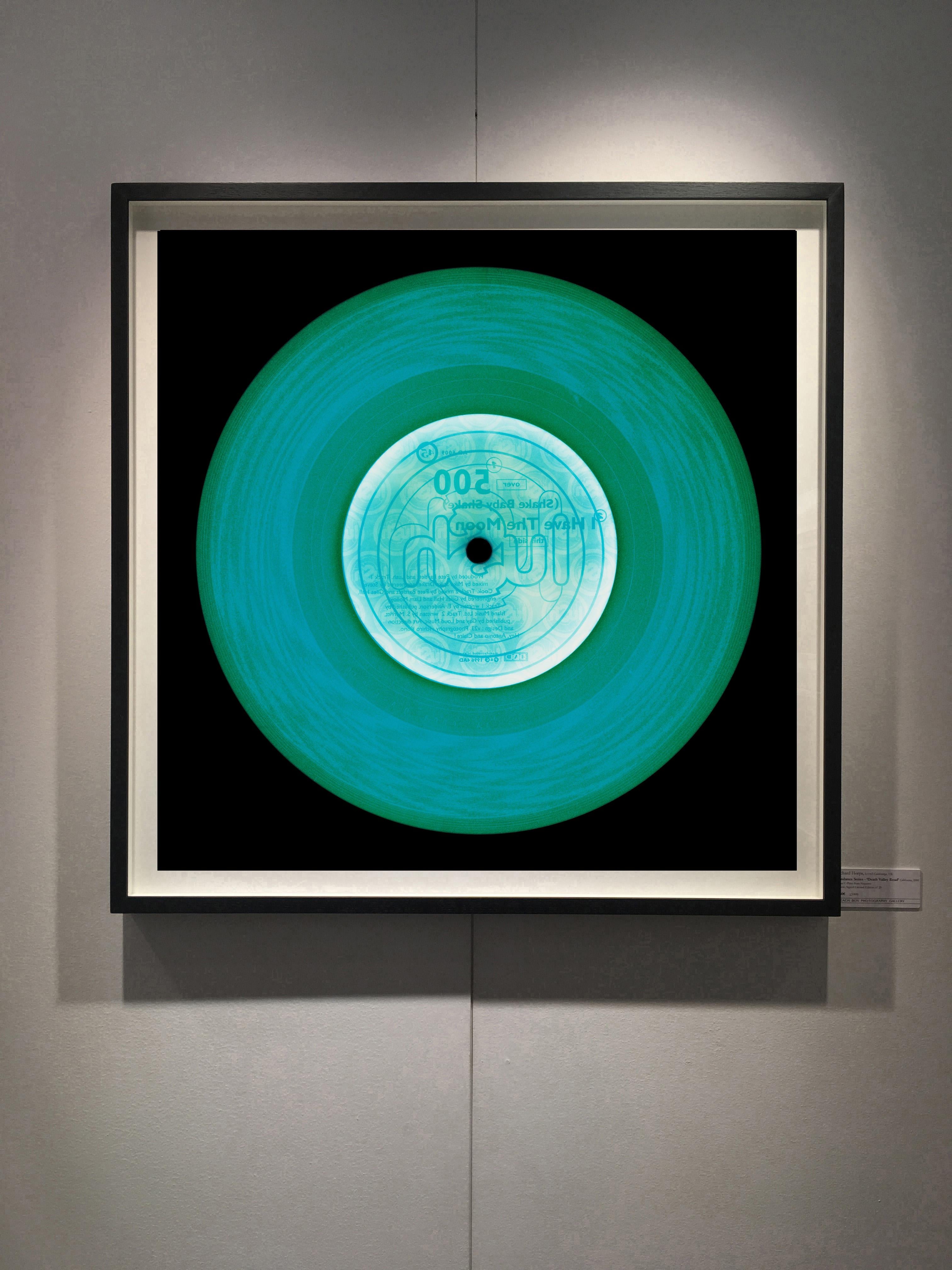Les photographes contemporains renommés Richard Heeps et Natasha Heidler ont collaboré pour créer cette collection merveilleusement envoûtante. Une célébration du disque vinyle et de la technologie analogique, qui reflète la pratique de l'artiste en