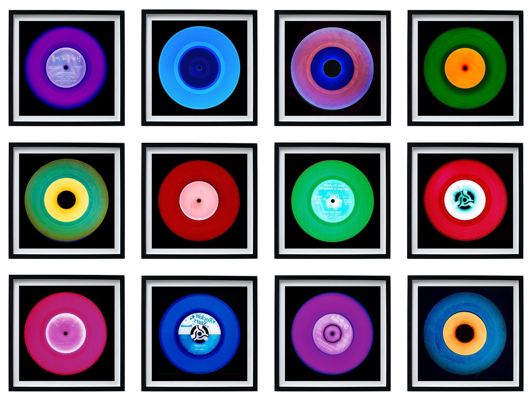 Heidler & Heeps Color Photograph – Zwölf Installation aus der Vinyl-Kollektion – Pop-Art, mehrfarbiges Foto