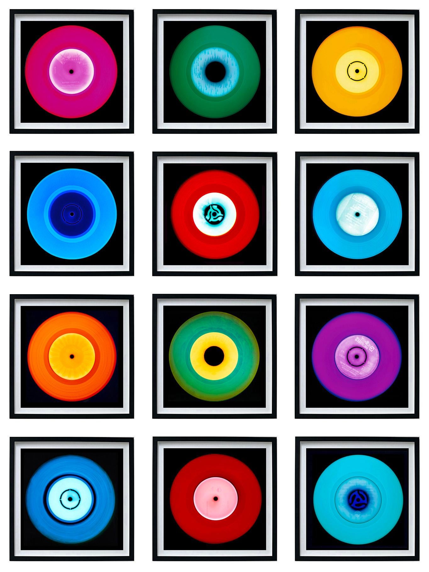 Heidler & Heeps Print – Zwölf Installation aus der Vinyl-Kollektion – Pop-Art, mehrfarbiges Foto