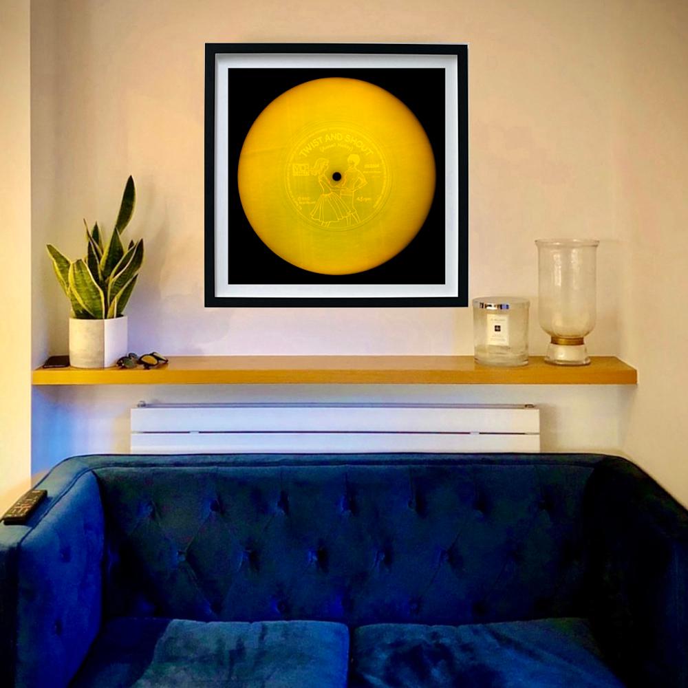 Vinyl Collection'S Twist and Shout Giallo - Fotografia Pop Art a colori in vendita 1