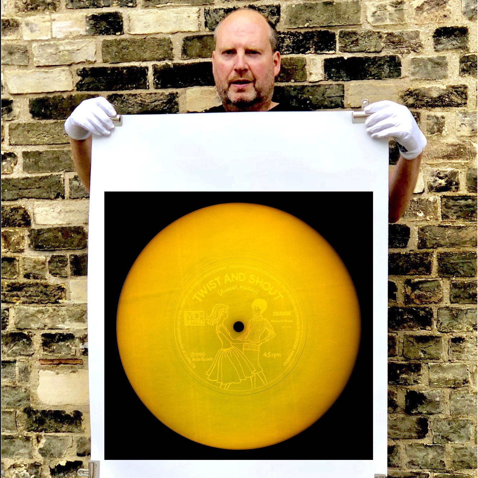 Vinyl Collection'S Twist and Shout Giallo - Fotografia Pop Art a colori in vendita 2