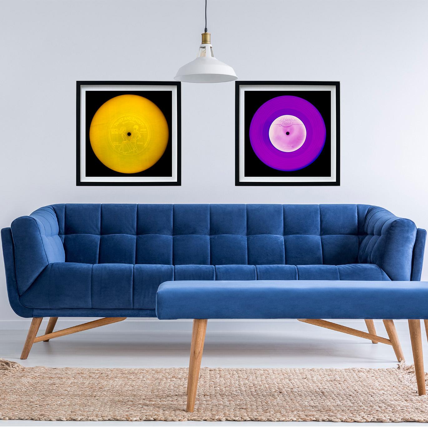 Vinyl Collection'S Twist and Shout Giallo - Fotografia Pop Art a colori in vendita 4