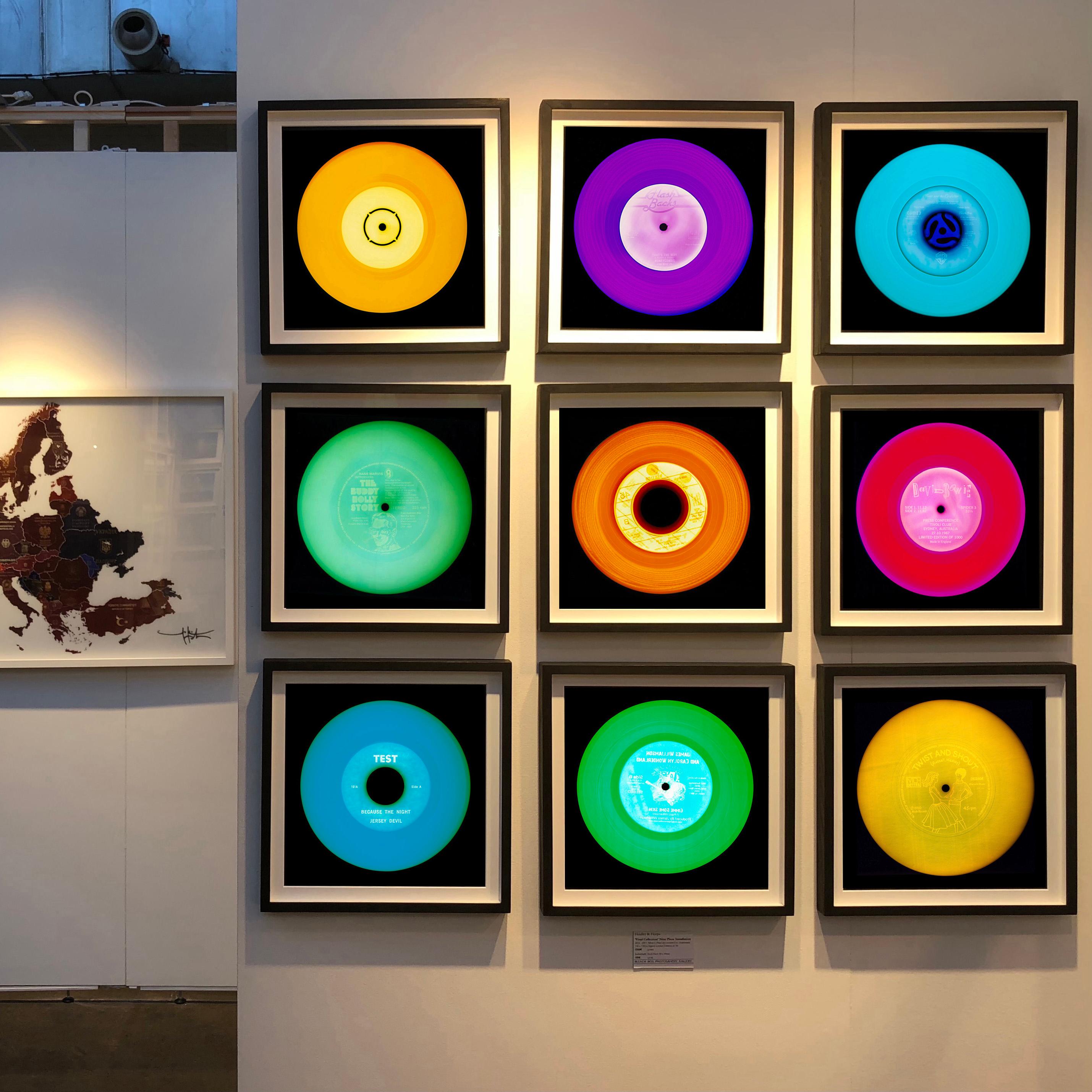 Vinyl Collection'S Twist and Shout Giallo - Fotografia Pop Art a colori in vendita 5