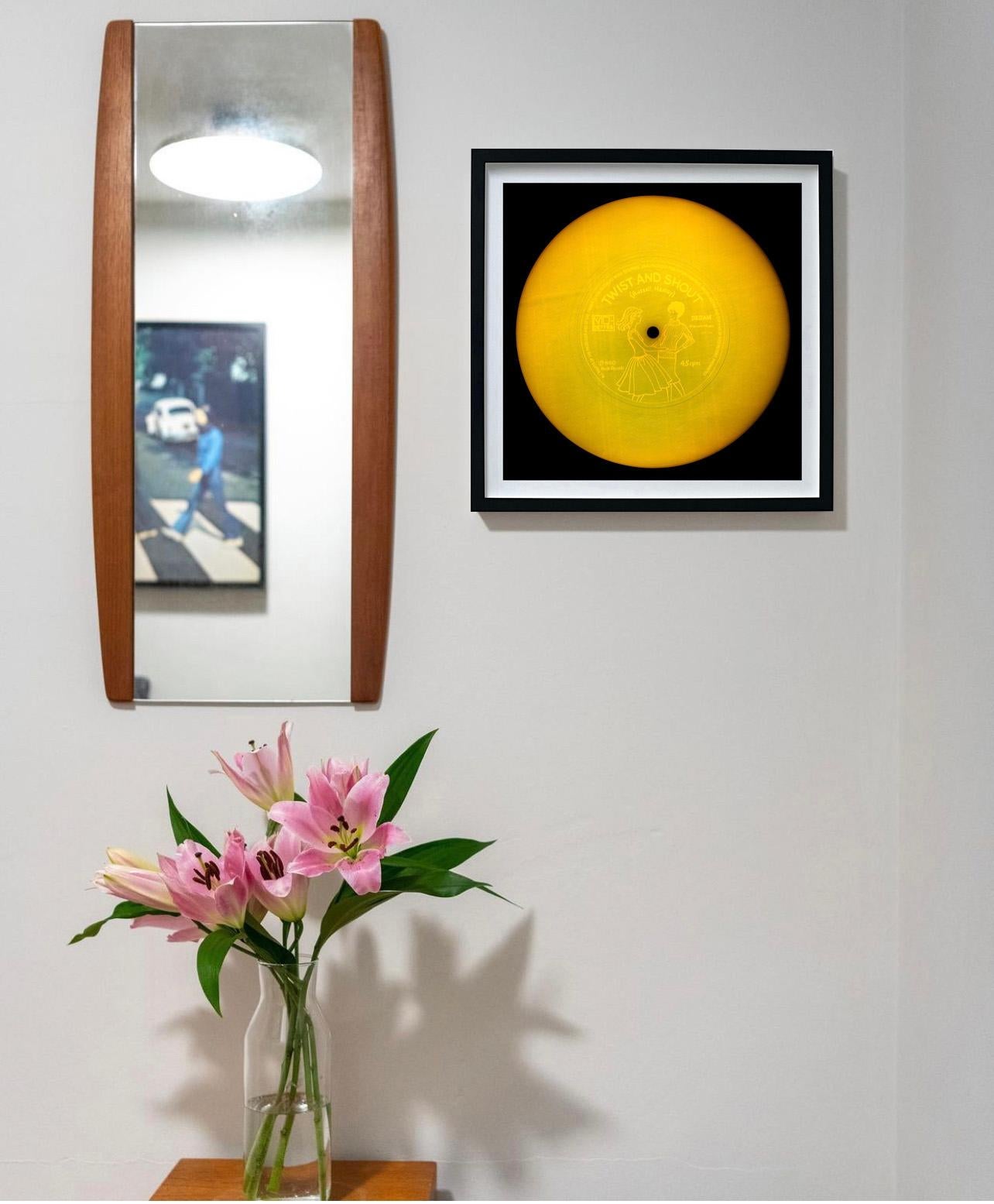 Vinyl Collection'S Twist and Shout Giallo - Fotografia Pop Art a colori in vendita 6