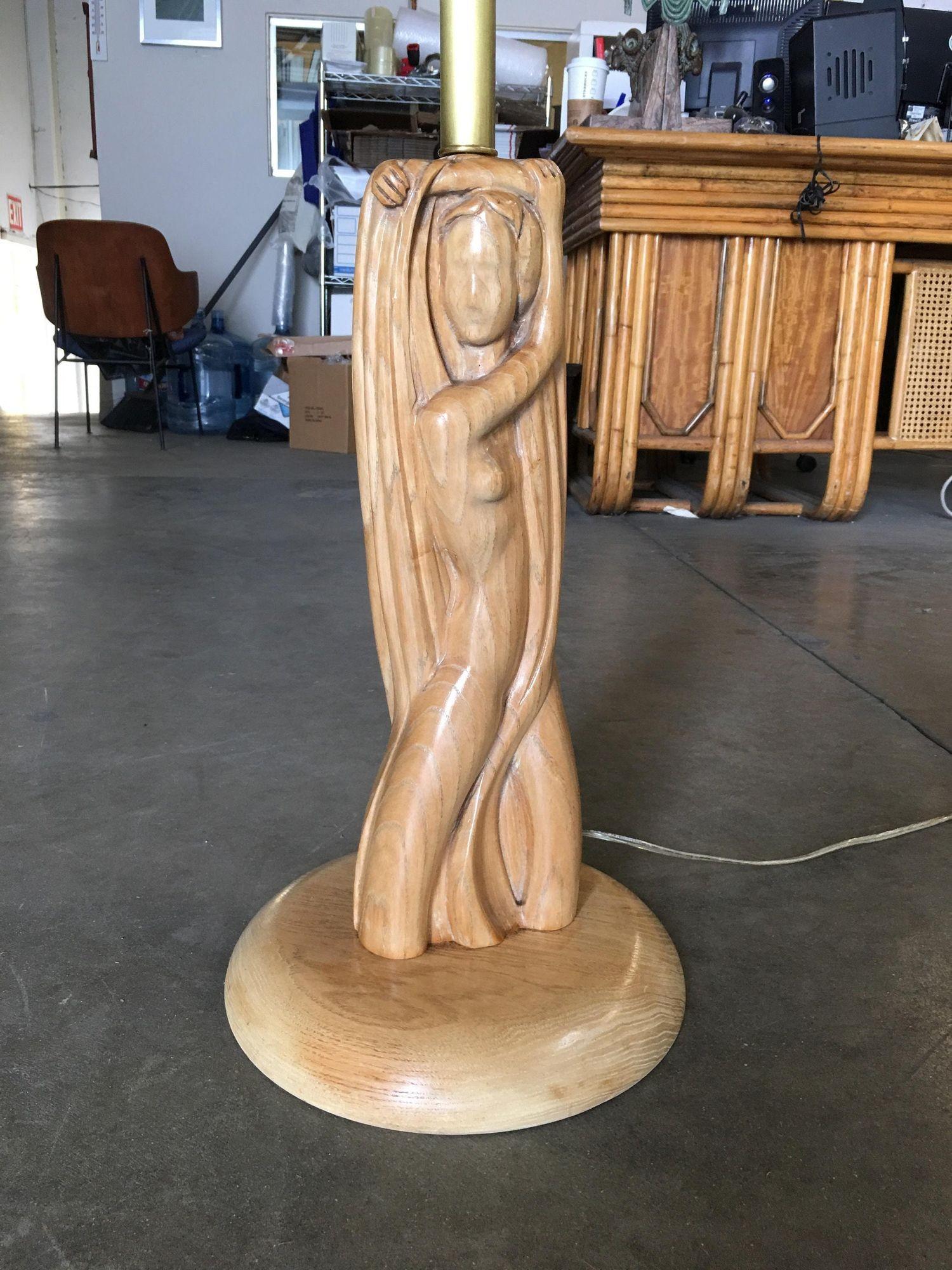 Buste de femme nue sculpté à la main dans le style Heifetz. Paire de lampadaires Torchiere avec abat-jour en verre de lait et accents en laiton.
Longueur : 57
