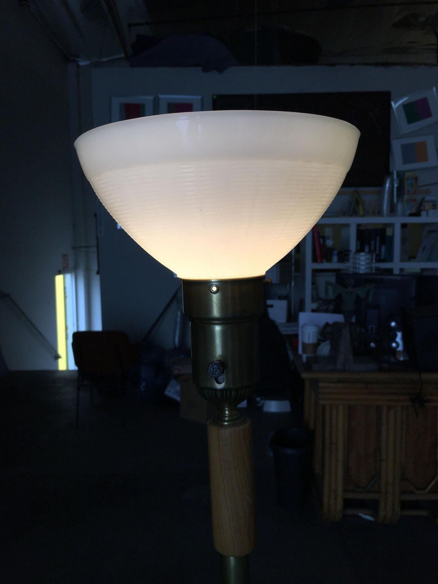 Heifetz-Stil, handgeschnitzte weibliche Fackel-Stehlampe mit Akt im Angebot 1