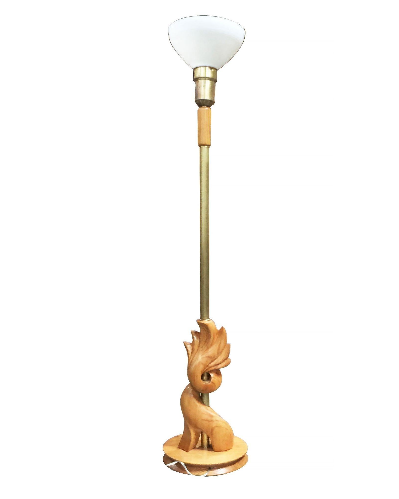 Heifetz Stil Mid-Century handgeschnitzten Holz Fackel Stehlampe Paar mit Milchglas Schirme und Messing Akzente.

