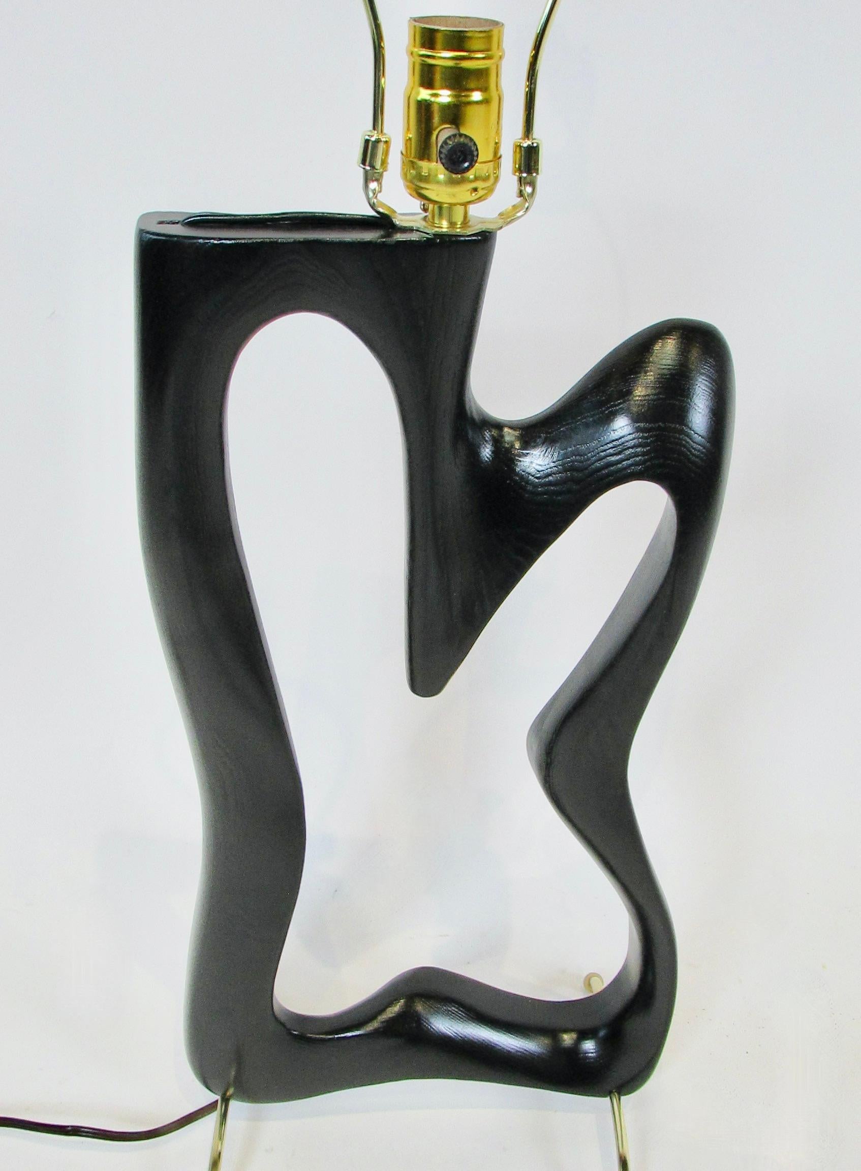 Mid-Century Modern Heifetz Style Sculpted Organic Form Ebonized Ash Table Lamp on Brass Legs For Sale