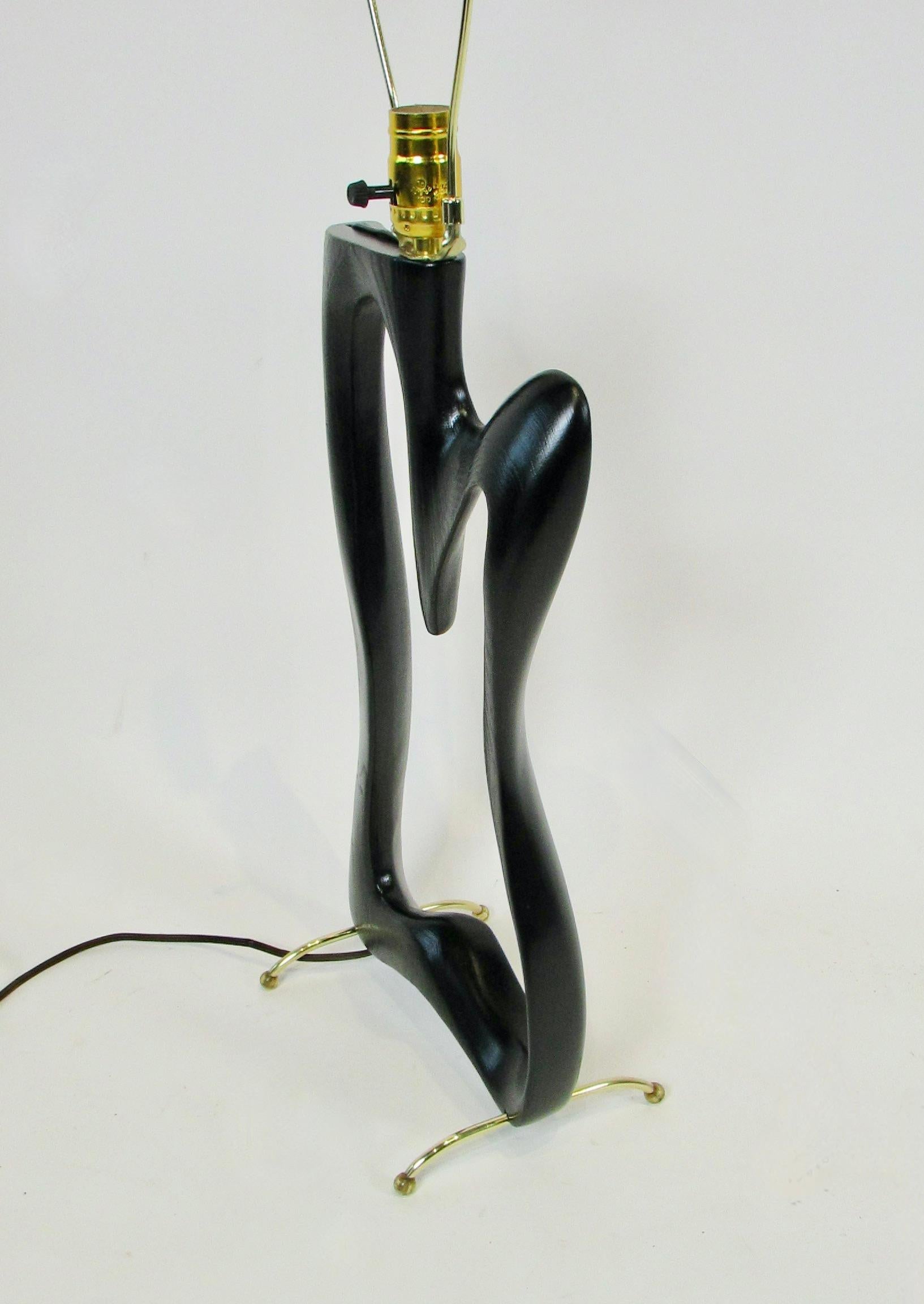 Heifetz Style Sculpted Organic Form Ebonized Ash Table Lamp on Brass Legs In Good Condition For Sale In Ferndale, MI