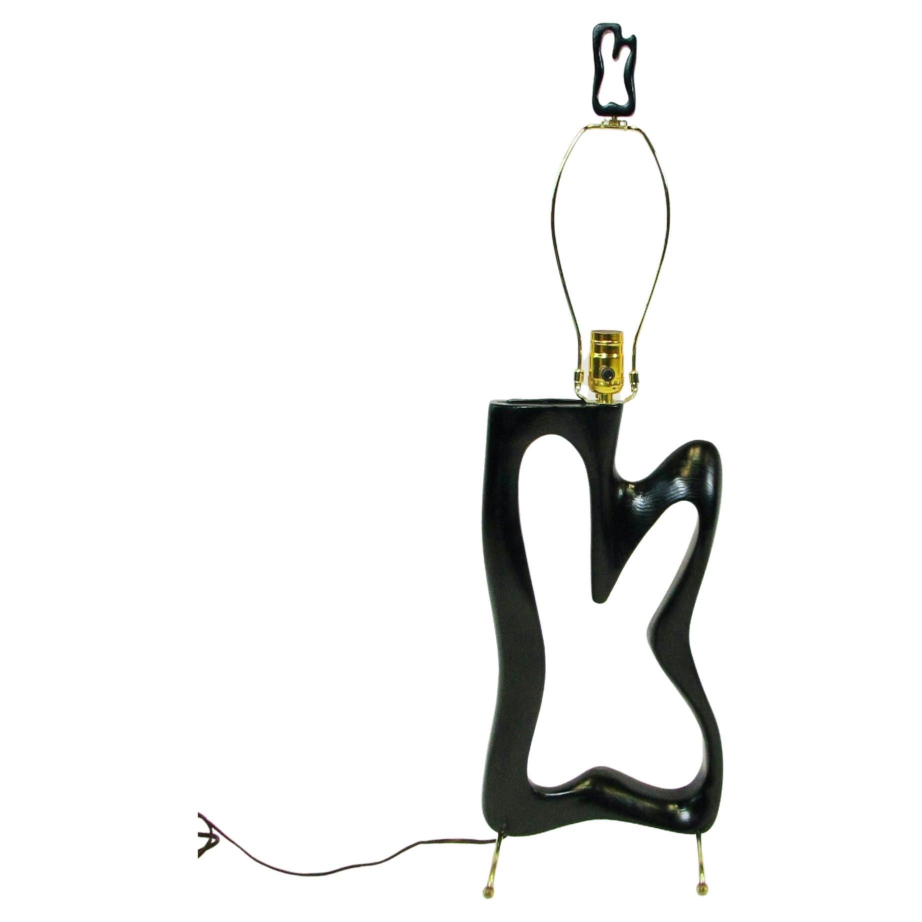 Lampe de table en frêne ébénisé de forme organique sculptée, style Heifetz, sur pieds en laiton 