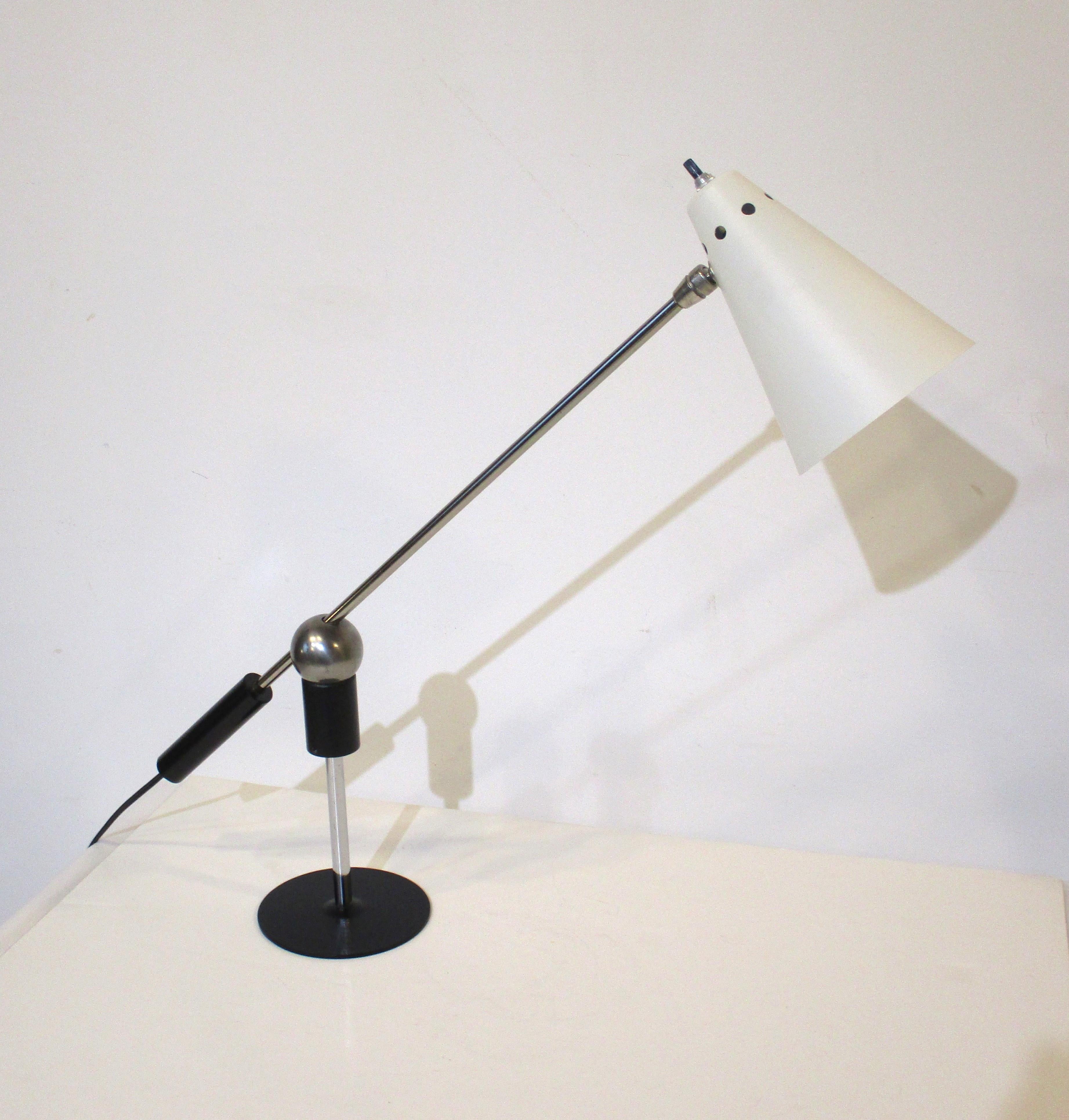 Una lampada da tavolo o da scrivania Heifetz nuova di zecca (NOS) con braccio regolabile e paralume a cono in bianco satinato, asta e base cromate con base e maniglia in acciaio nero satinato. La lampada è dotata di un forte magnete per essere
