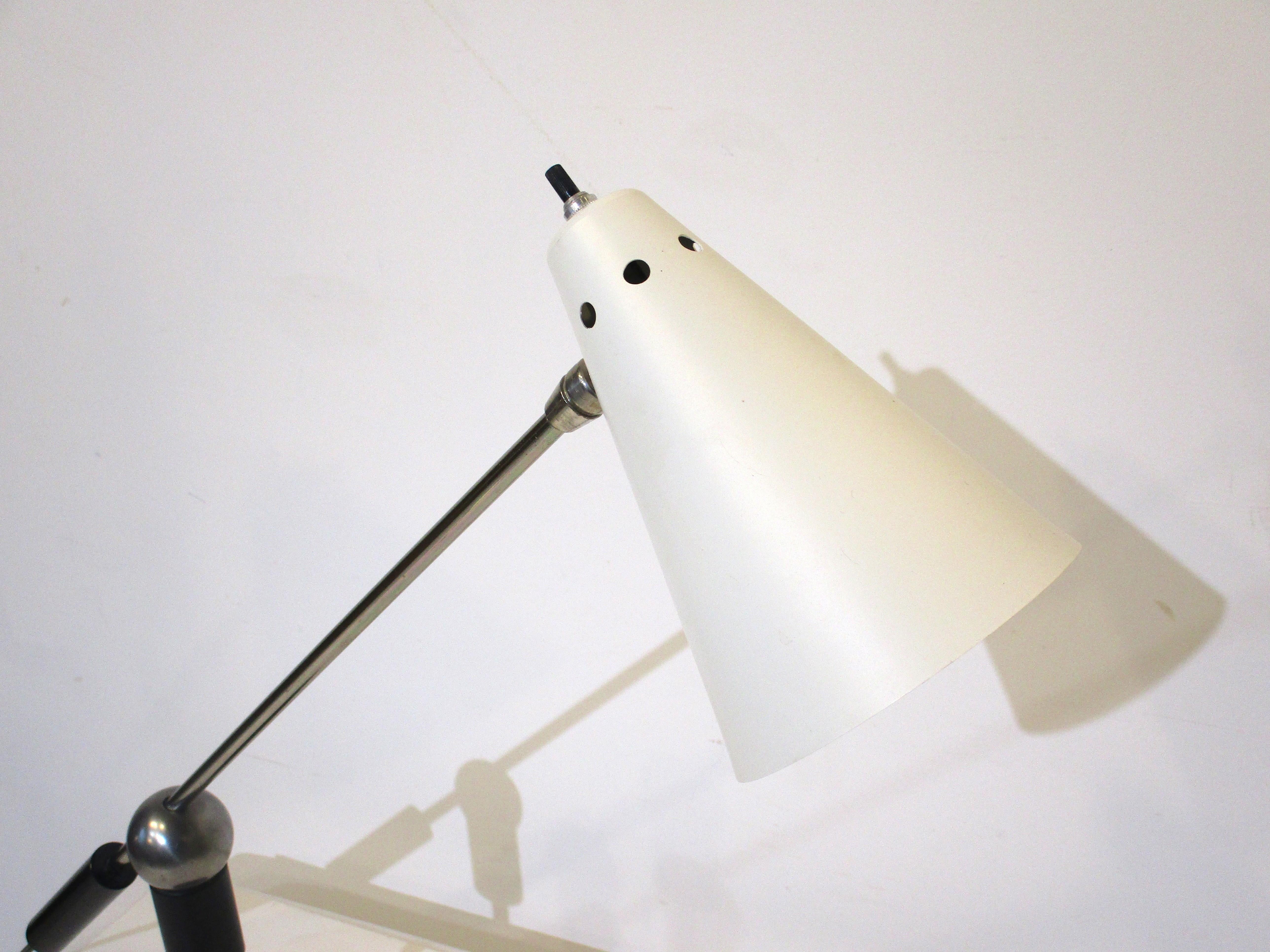 Mid-Century moderno Lampada da tavolo o da scrivania Heifetz di Gilbert Waltrous in vendita