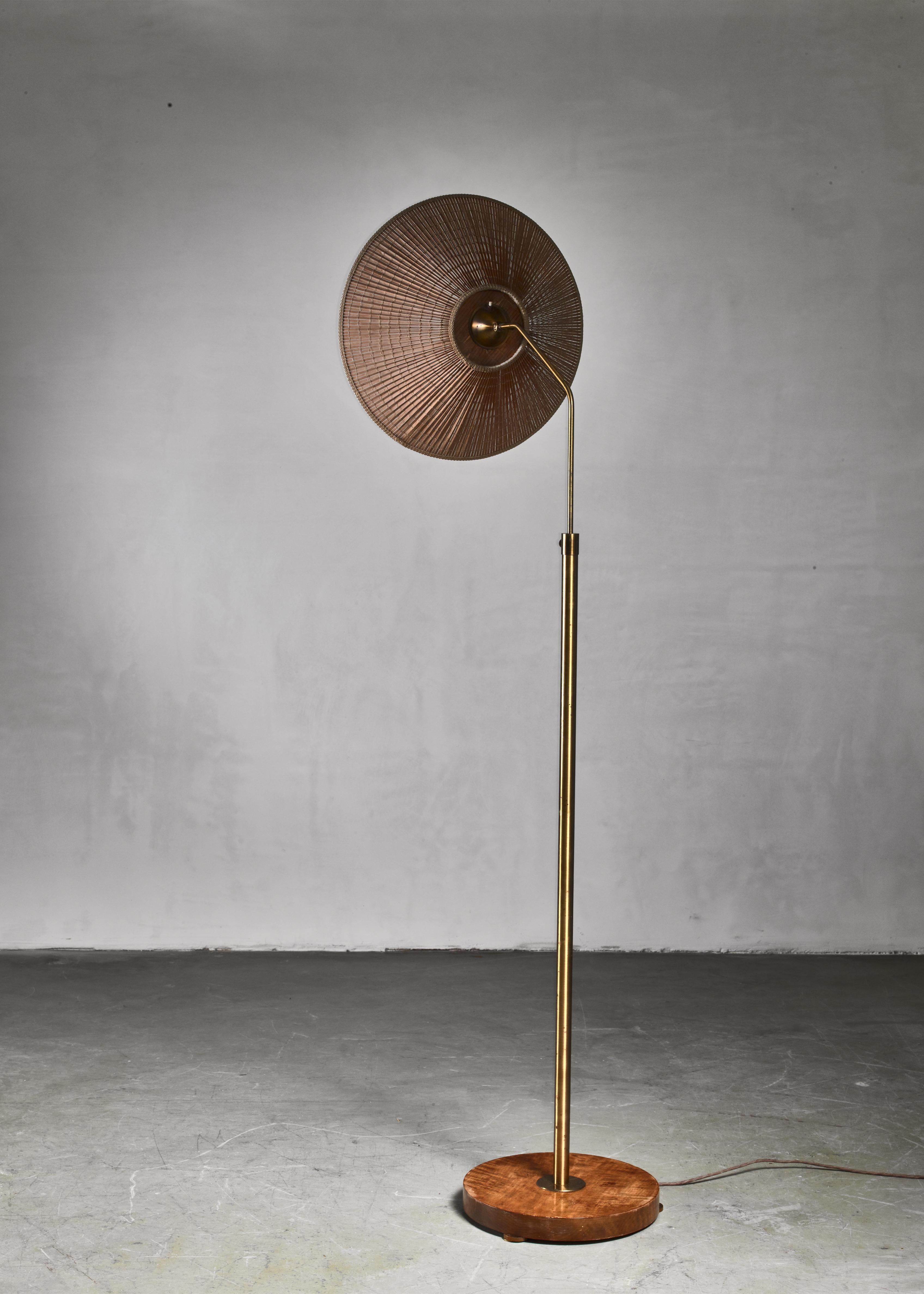 Height-Adjustable Brass and Wood Floor Lamp, Sweden, 1930s In Good Condition For Sale In Maastricht, NL